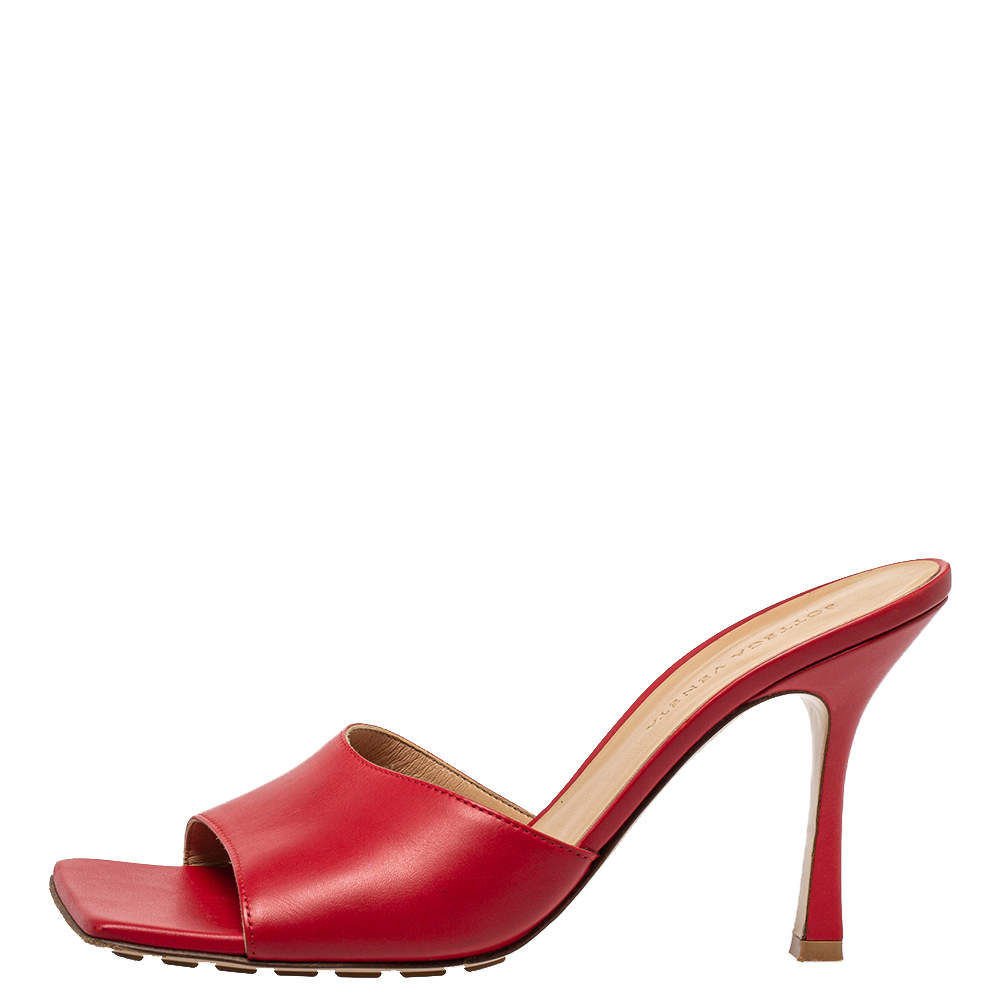Pre Owned Bottega Veneta Red Leather Square Toe Slide Sandals Size 39.5