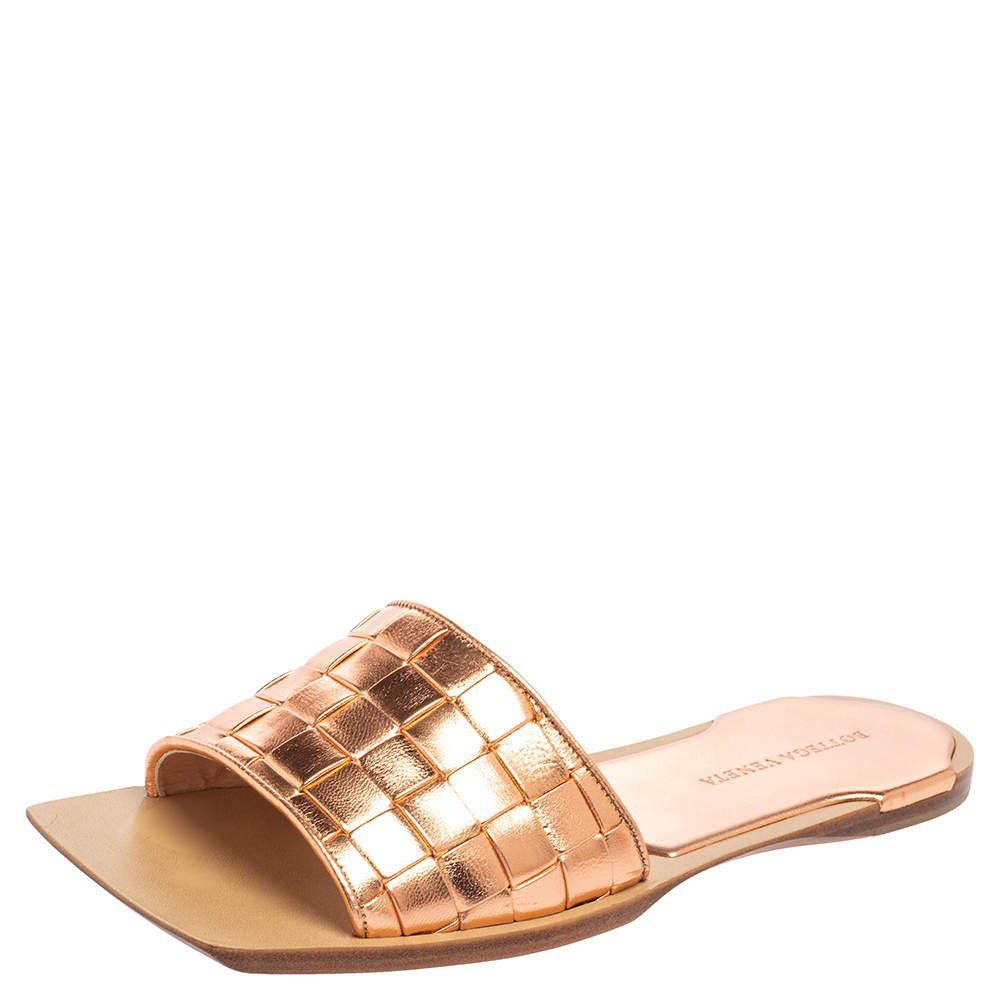 مملوكة مسبقًا Bottega Veneta Rose Gold Intrecciato Leather Flat Slides Size 40