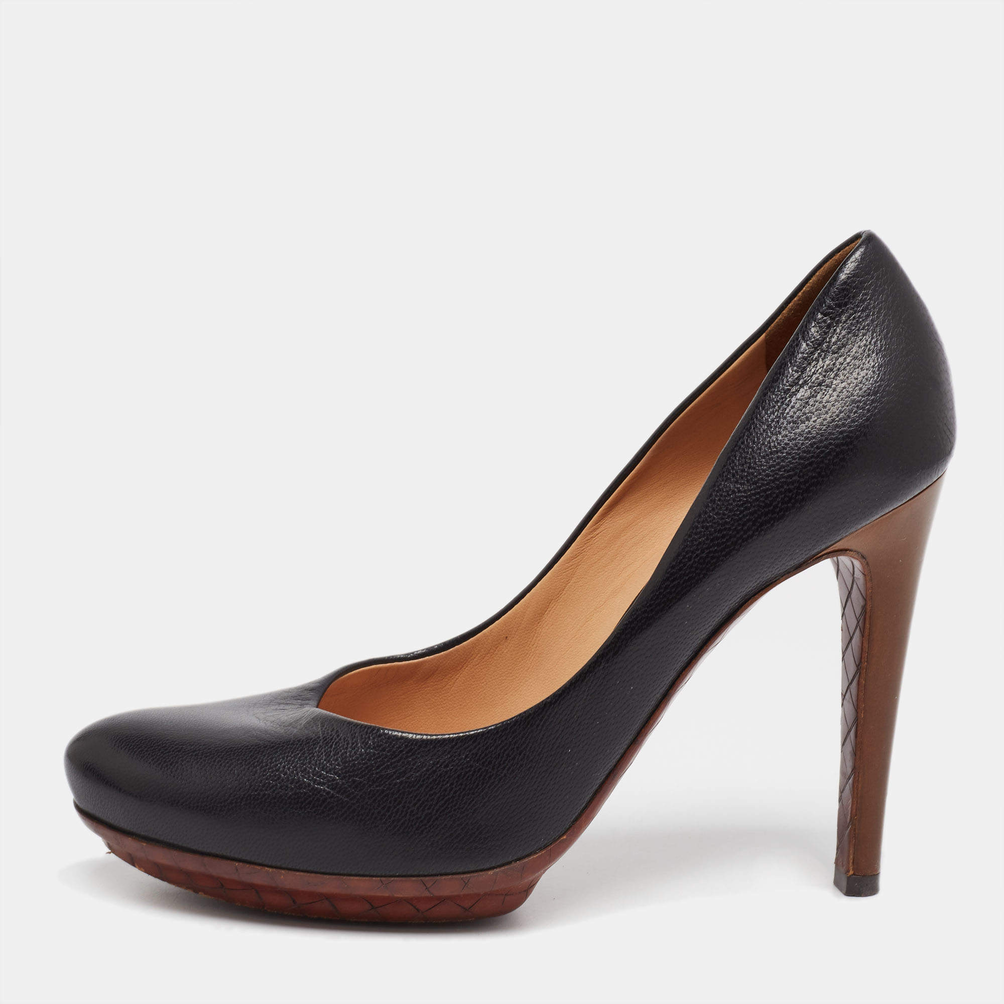 Bottega Veneta Black Leather Round Toe Pumps Size 38