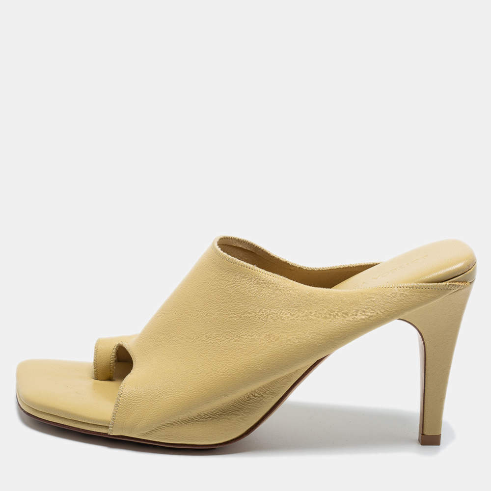 Pre Owned Bottega Veneta Light Yellow Leather Toe Ring Sandals Size 39