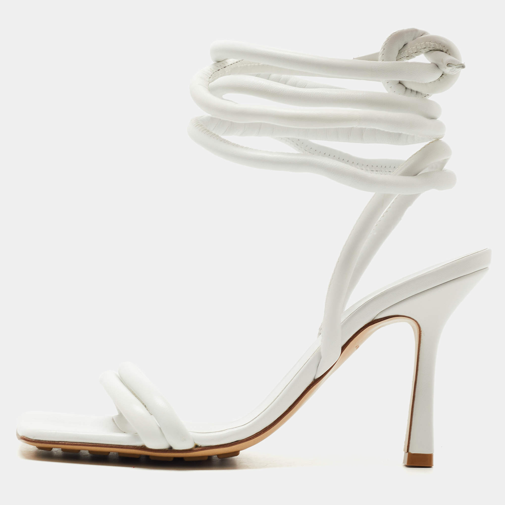 مملوكة مسبقًا Bottega Veneta White Quilted Leather Ankle Strap Sandals Size 36