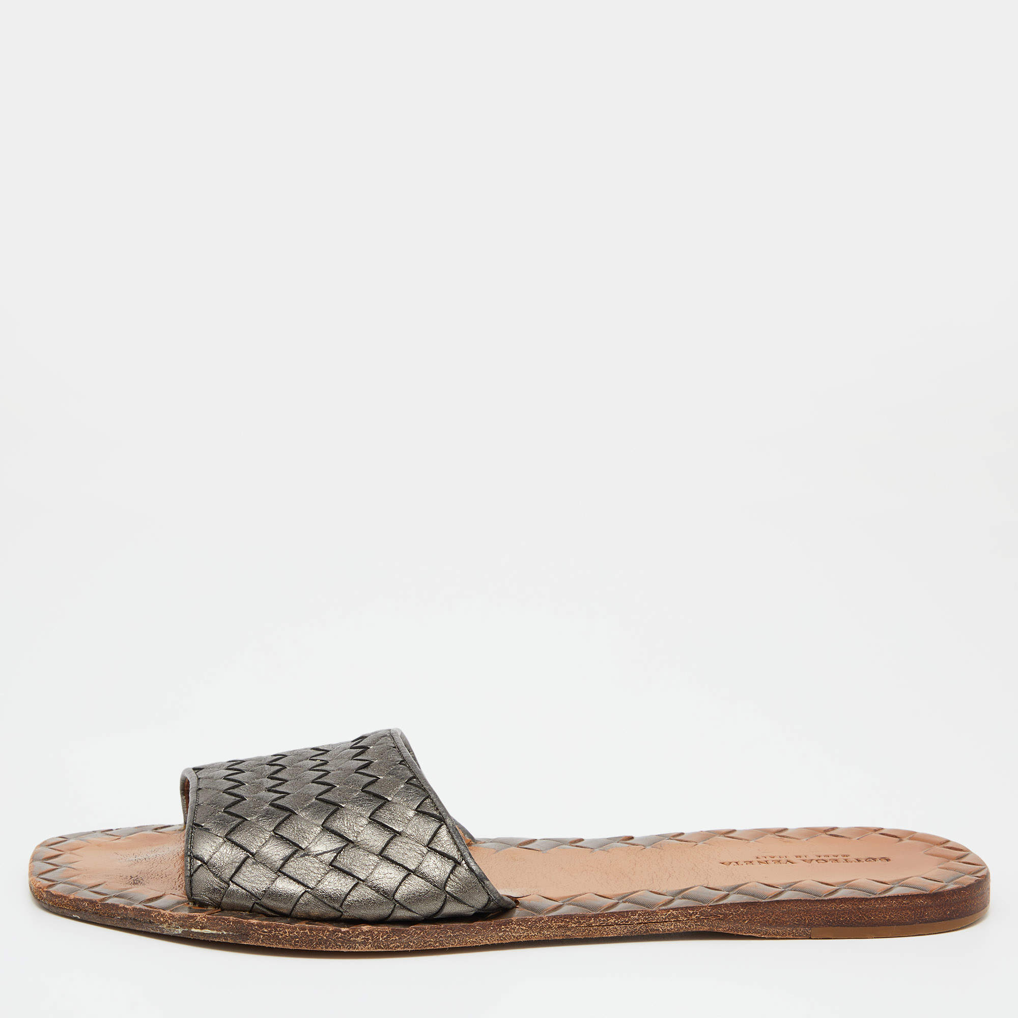 مملوكة مسبقًا Bottega Veneta Metallic Grey Intrecciato Leather Flat Slides Size 38
