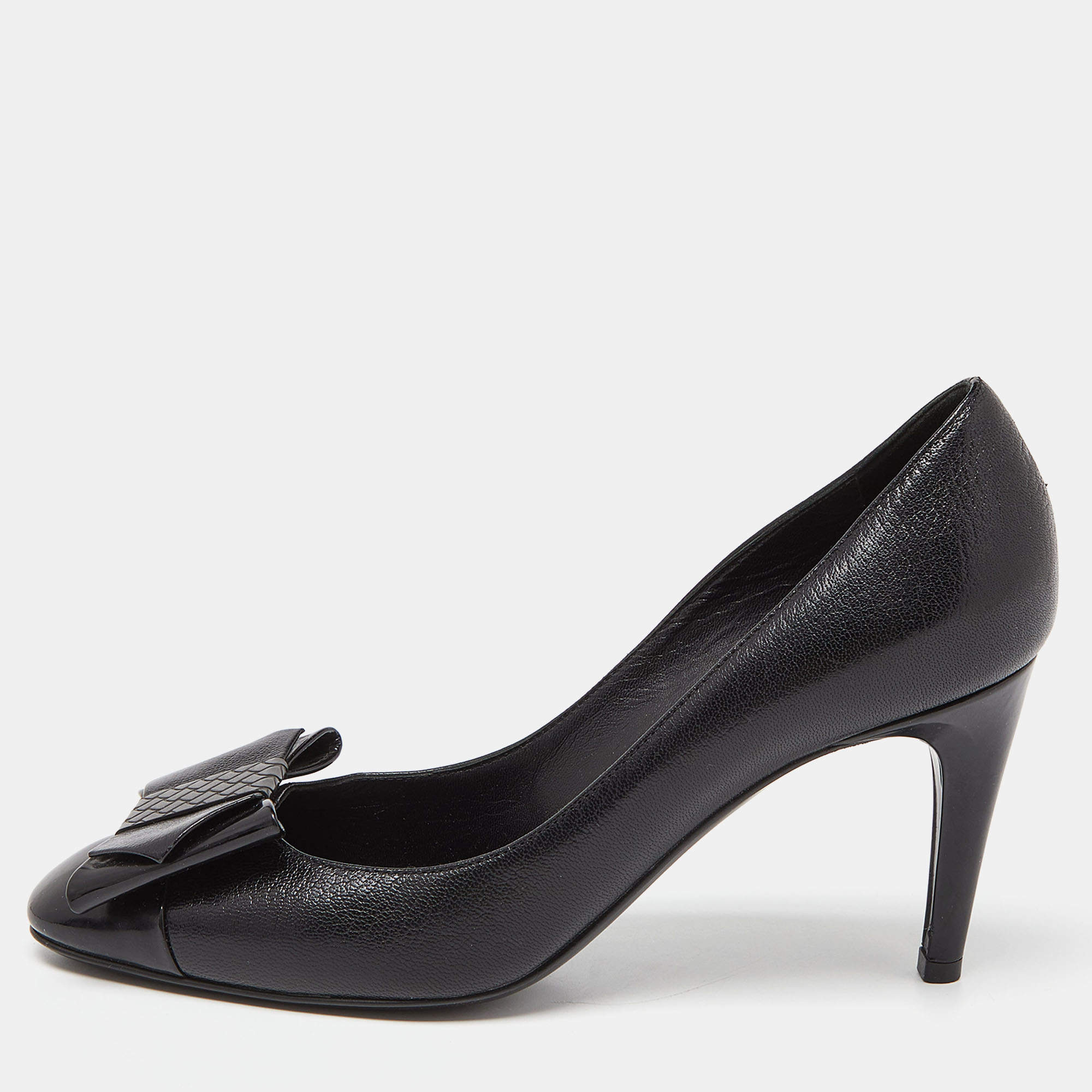 مملوكة مسبقًا Bottega Veneta Black Leather and Patent Cap Toe Bow Pumps Size 38.5
