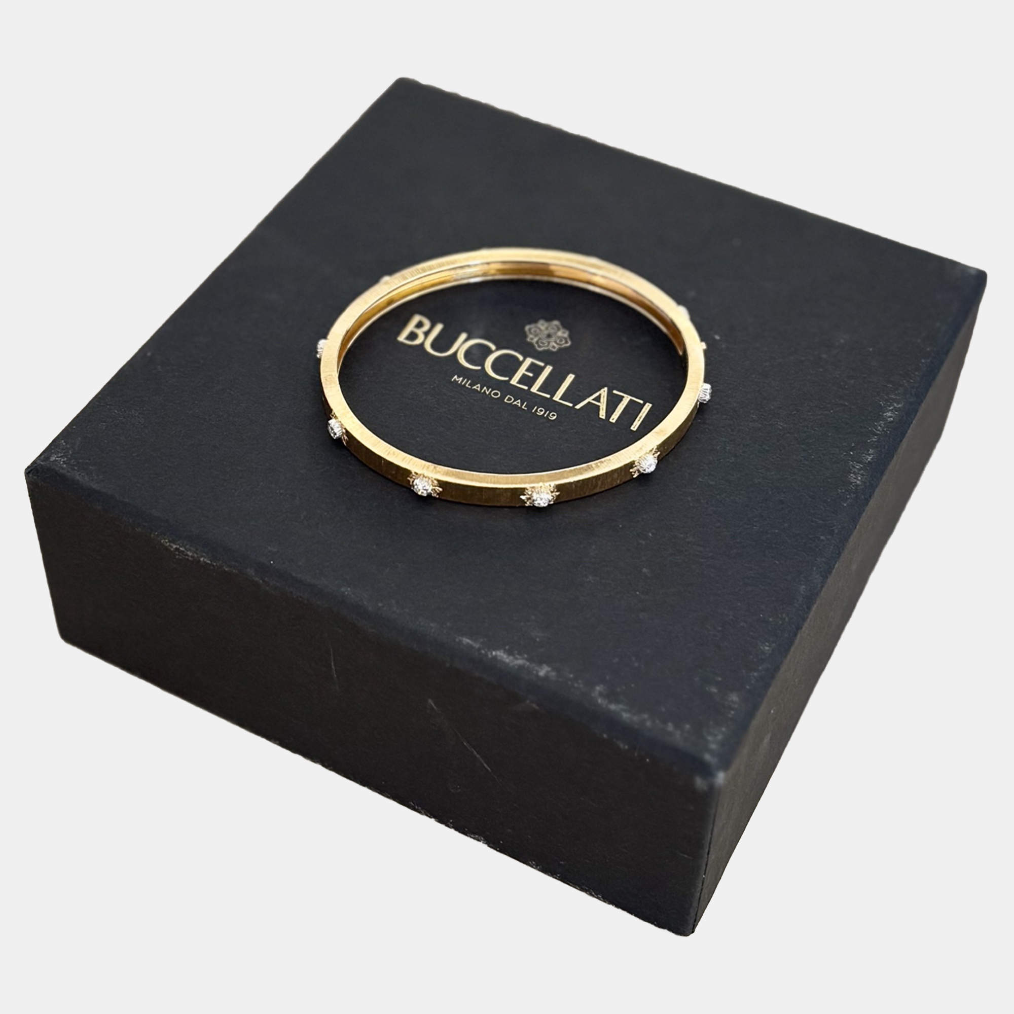 مملوكة مسبقًا Buccellati Macri Classica Bracelet Yellow Gold Brushed Finish 10 Diamonds 5 mm Size 17