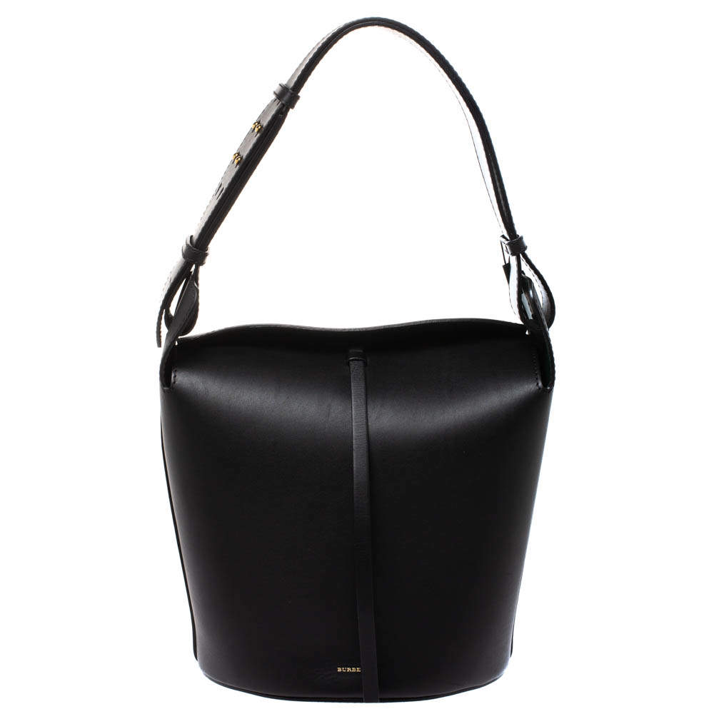 مملوكة مسبقًا Burberry Black Leather Medium Bucket Bag