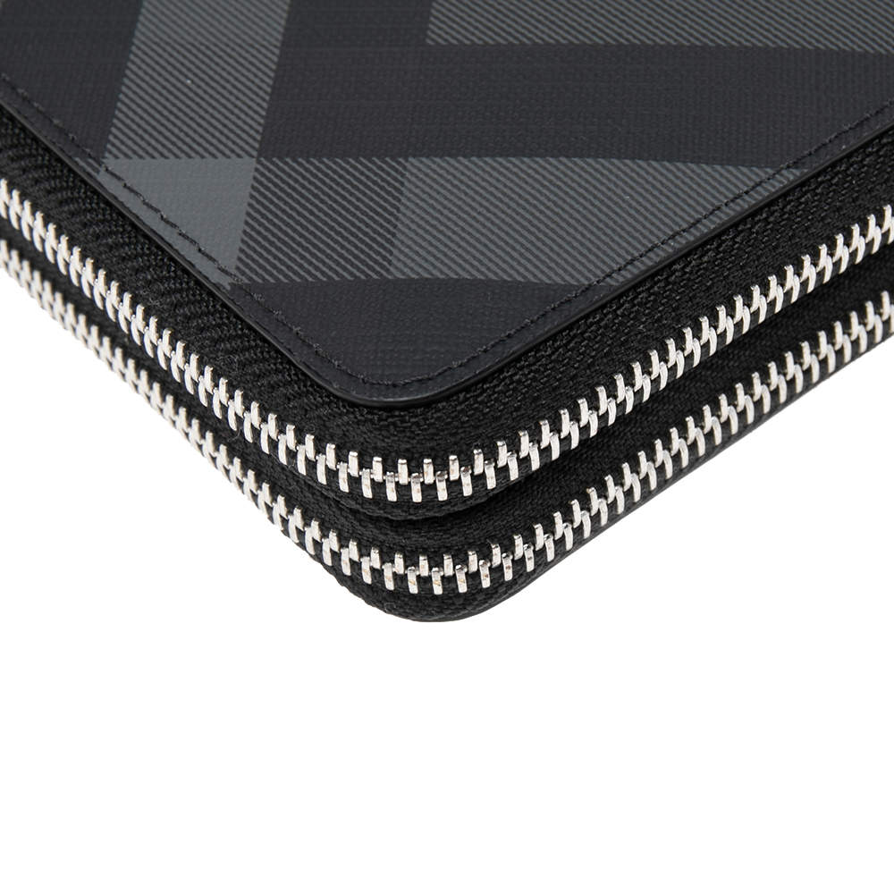 Burberry: Black Wallets now up to −50%