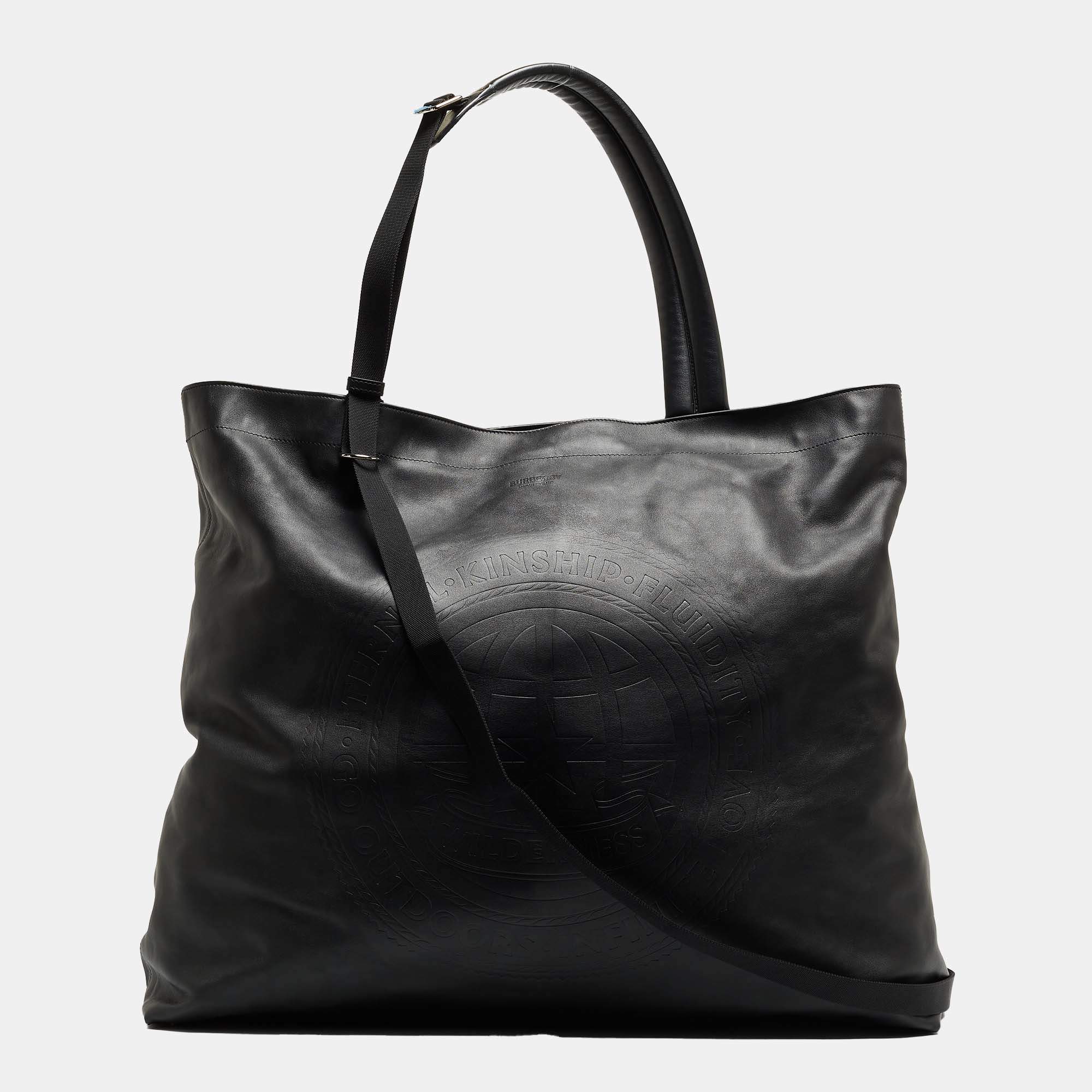 مملوكة مسبقًا Burberry Black Embossed Leather New Flat Bag
