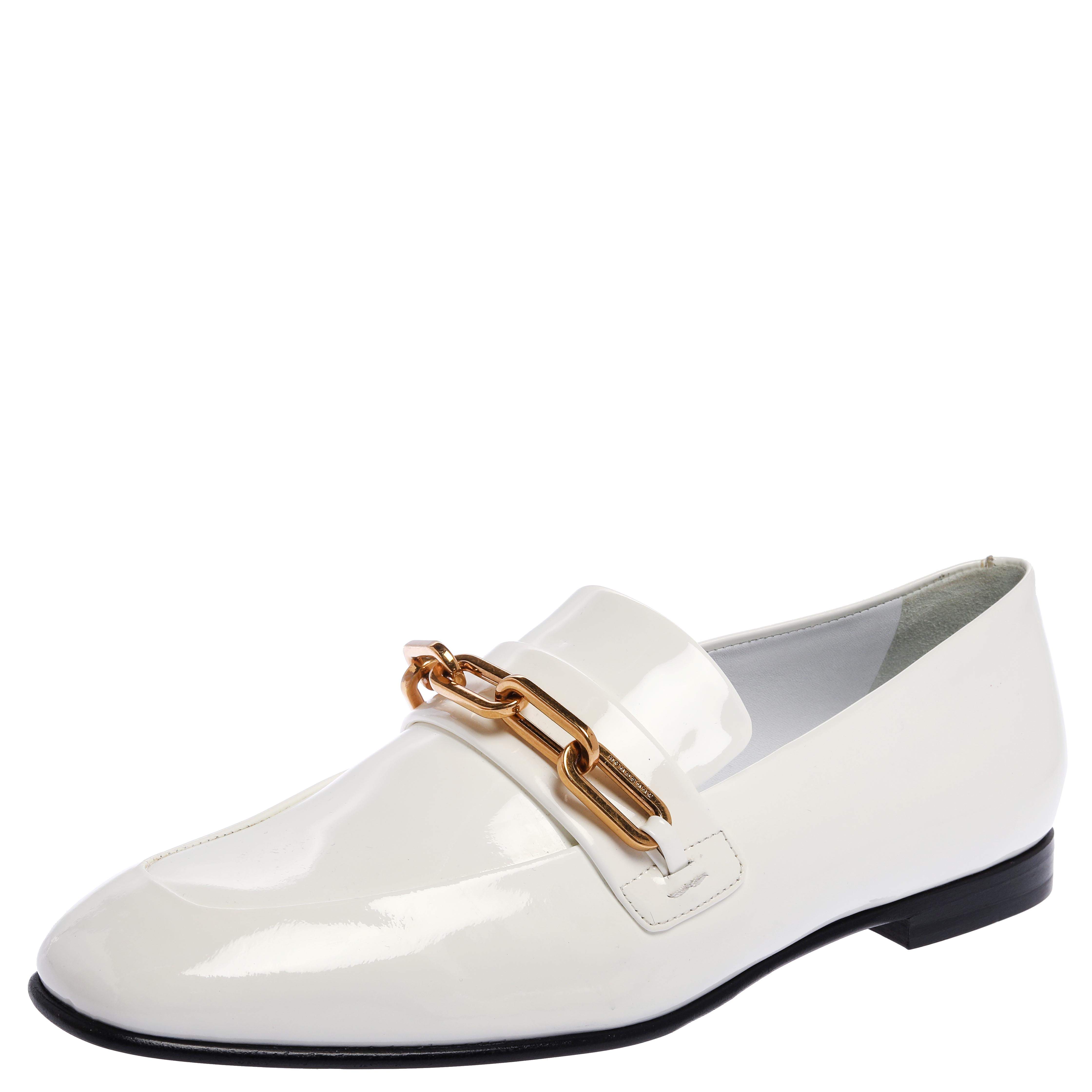 Pre Owned حذاء لوفرز بربري جلد أبيض لامع بسلسلة مقاس 39.5