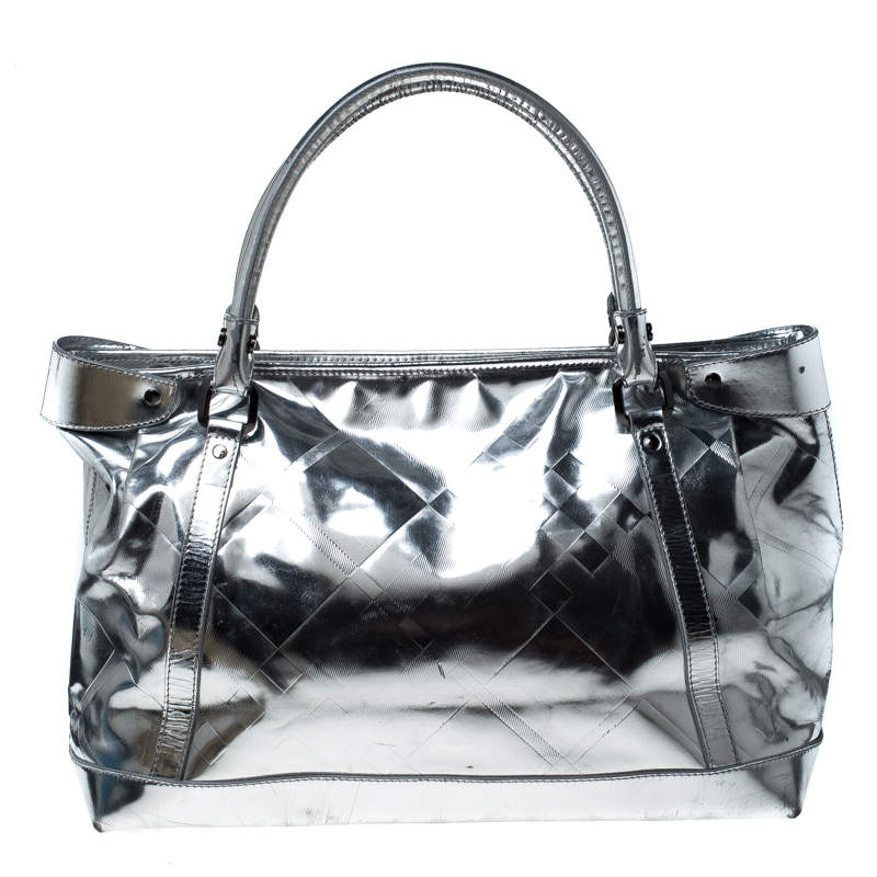 مملوكة مسبقًا Burberry Metallic Silver Patent Leather Shopper Tote