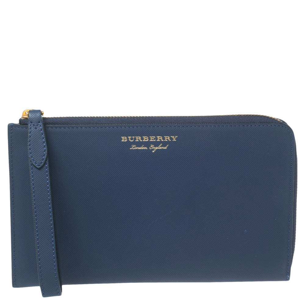 مملوكة مسبقًا Burberry Navy Blue Leather Zip Around Wristlet Clutch