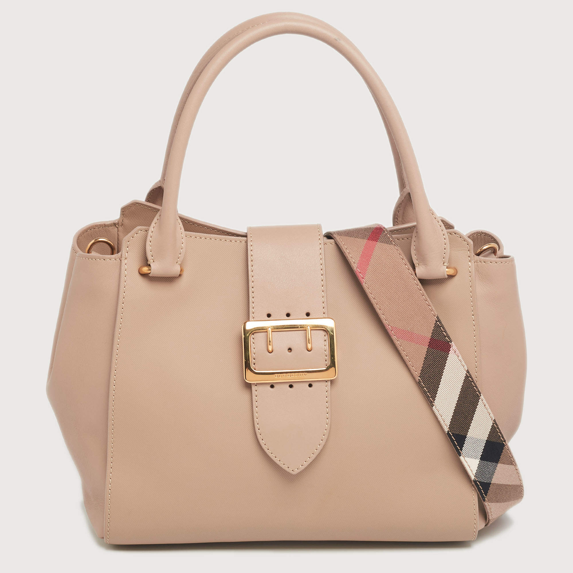 مملوكة مسبقًا Burberry Beige Leather Medium Buckle Tote