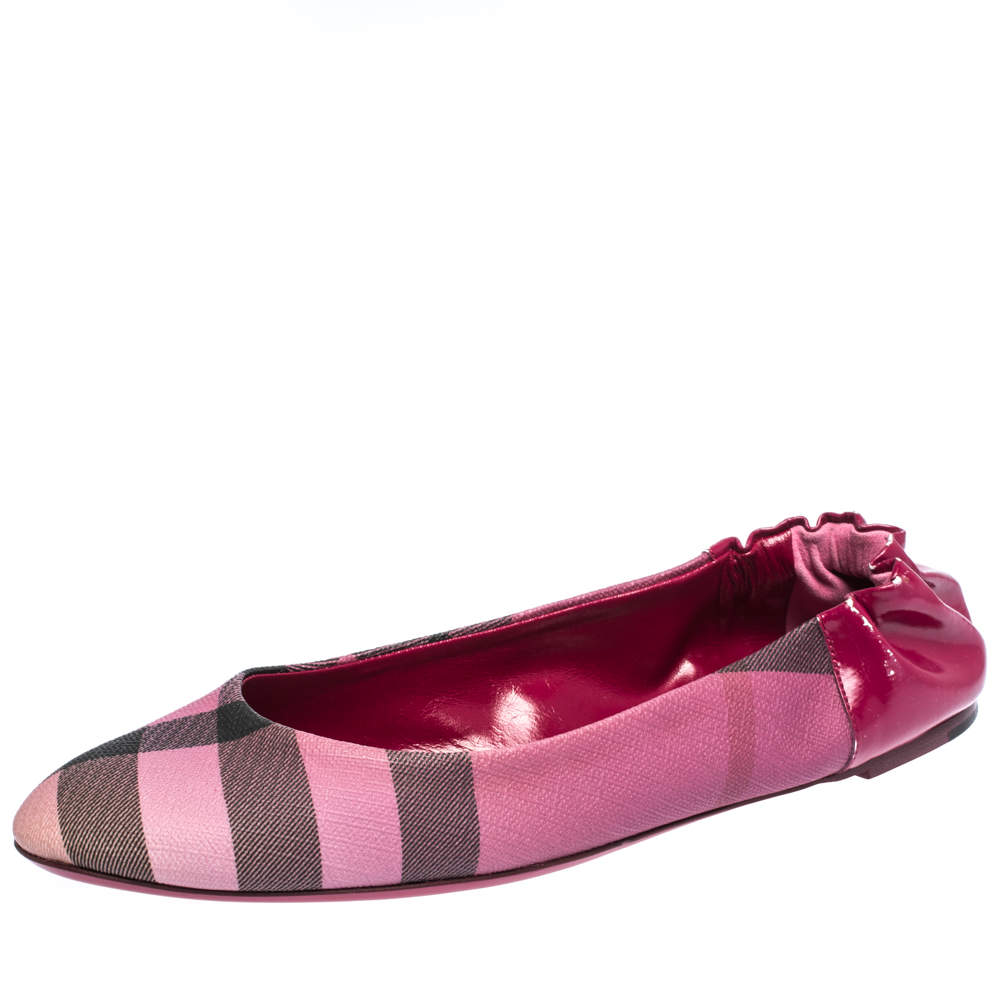 Pre Owned حذاء فلات باليه بربري مجعد جلد نوفا بوب لامع وردي و كاروهات كانفاس وردي داكن مقاس 40