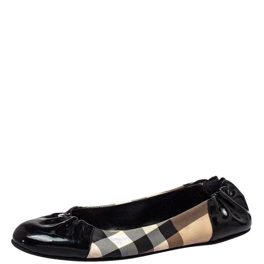 مملوكة مسبقًا Burberry Black Patent Leather And Nova Check Coated Canvas Scrunch Ballet Flats Size 42