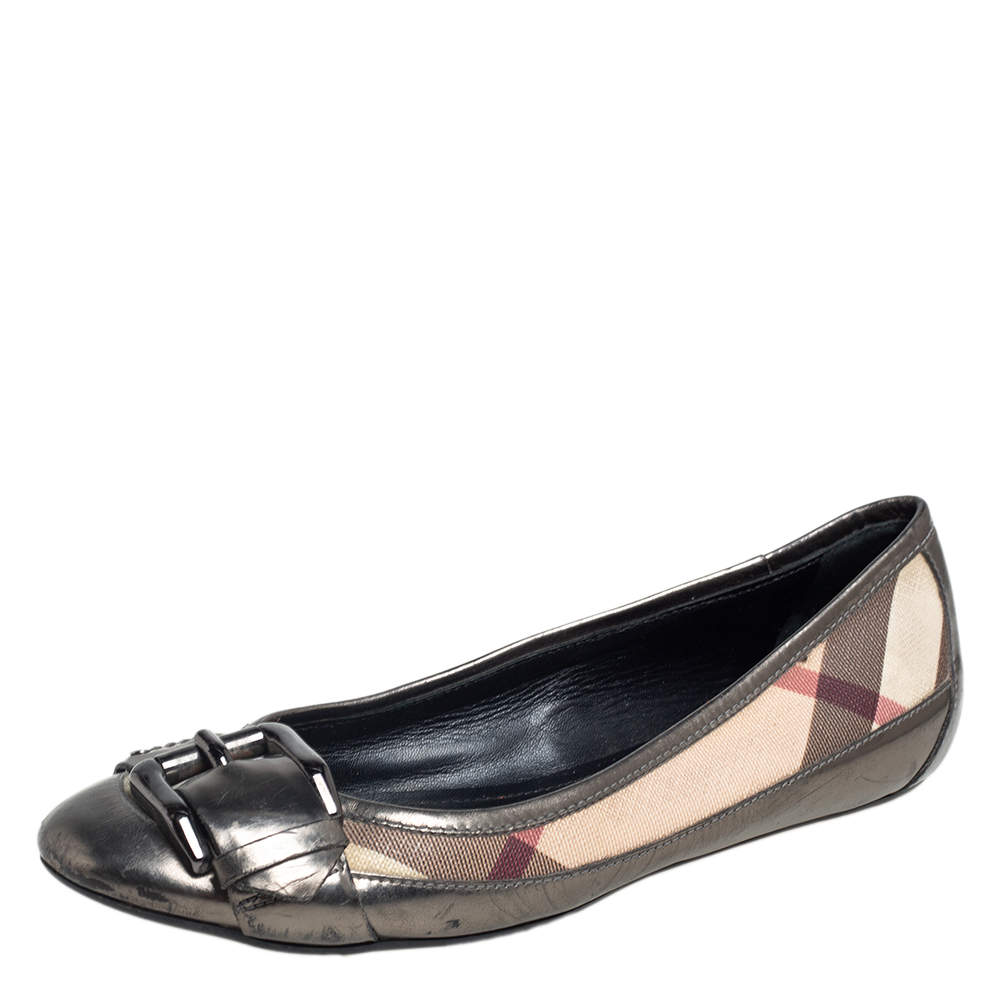 Pre Owned حذاء باليرينا فلات بربري كانفاس مقوى كاروهات نوفا تشيك وجلد ميتاليك/بيج مزين إبزيم مقاس 36