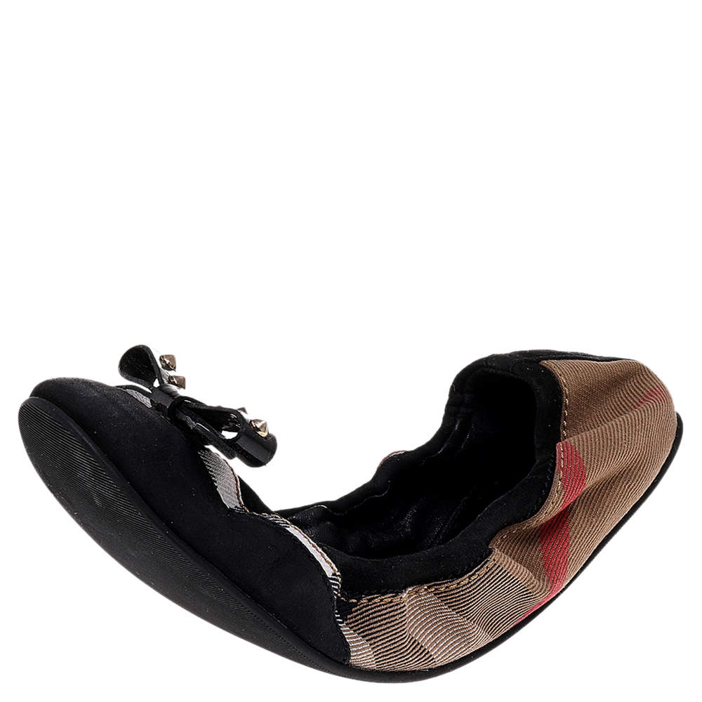 Pre Owned حذاء باليرينا فلات بربري سكرانش كانفاس كاروهات نوفا تشيك وسويدي أسود/بيج مقاس 37 