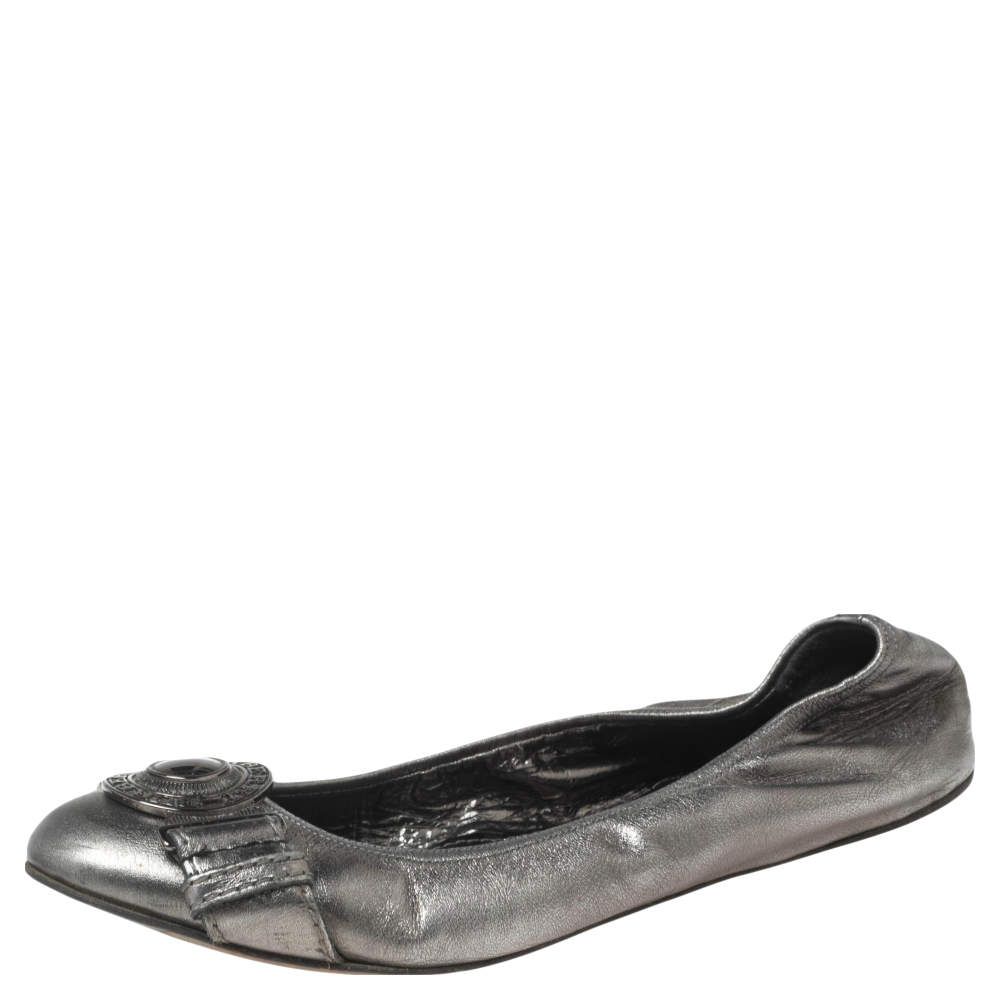 مملوكة مسبقًا Burberry Metallic Leather Medallion Scrunch Ballet Flats Size 38