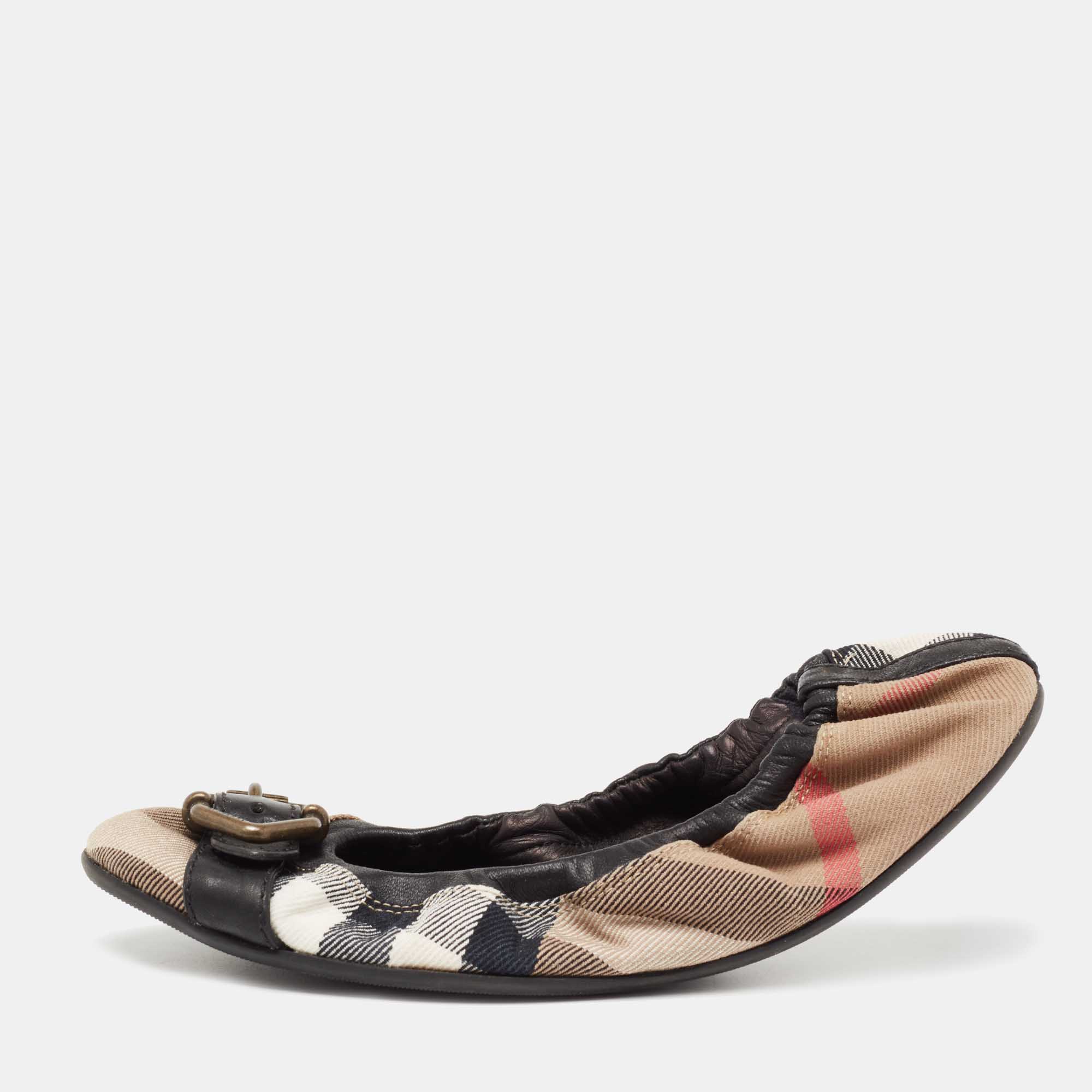 Pre Owned حذاء باليرينا فلات بربري سكرانش بإبزيم جلد وكانفاس كاروهات هاوس تشيك ثلاثي اللون مقاس 36.5