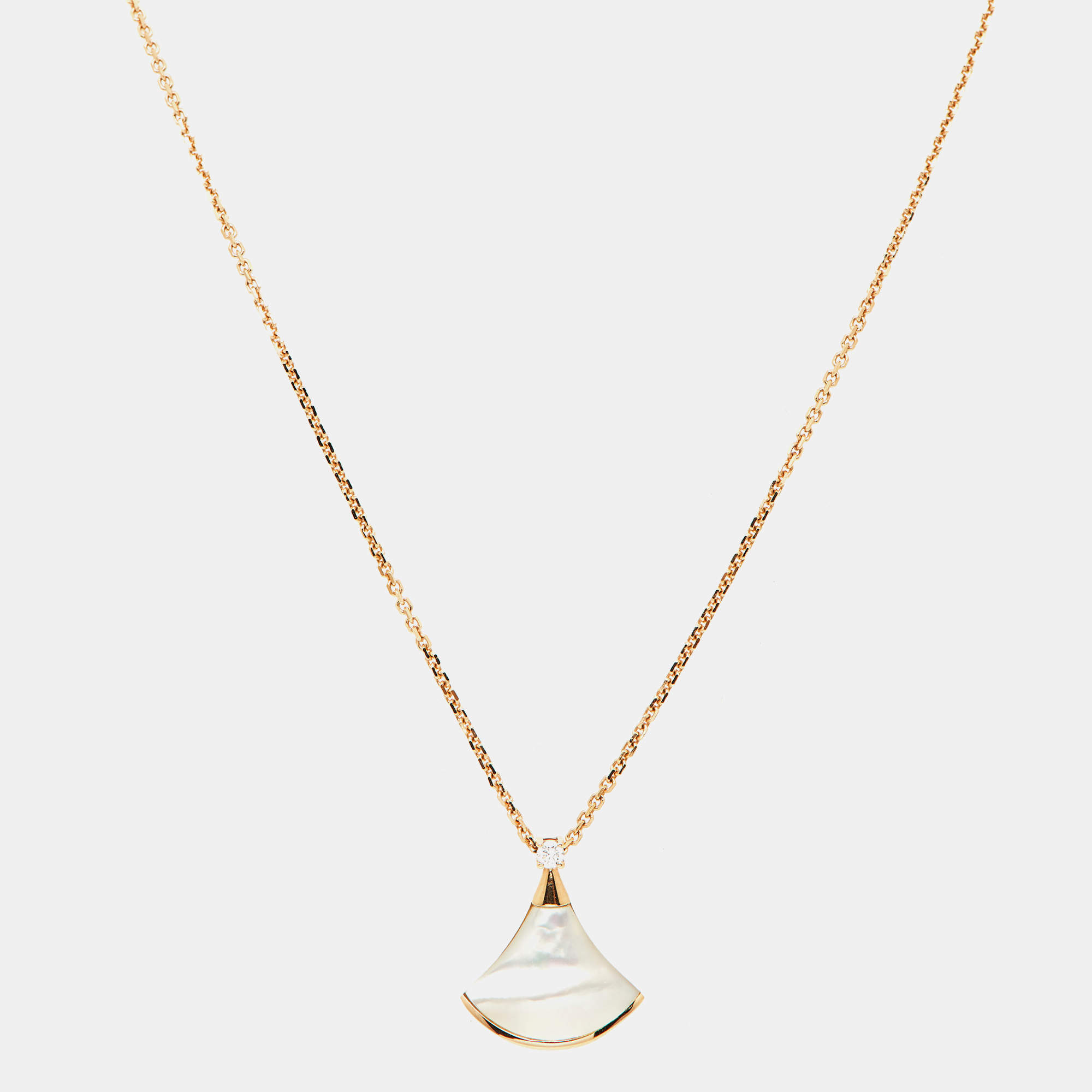 Pre Owned Bvlgari Divas' Dream Diamond Mother of Pearl 18K Rose Gold Pendant Necklace
