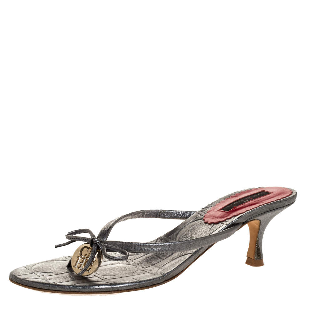 Pre Owned Carolina Herrera Metallic Grey Leather Logo Bow Thong Sandals Size 39
