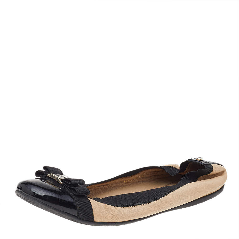 Pre Owned CH Carolina Herrera Beige/Black Leather And Patent Leather Bow Scrunch Ballet Flats Size 38