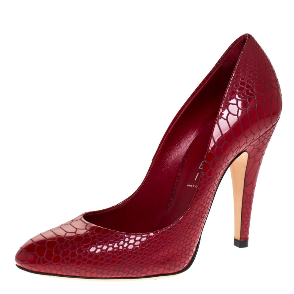 مملوكة مسبقًا Casadei Red Python Embossed Patent Leather Round Toe Pumps Size 38.5