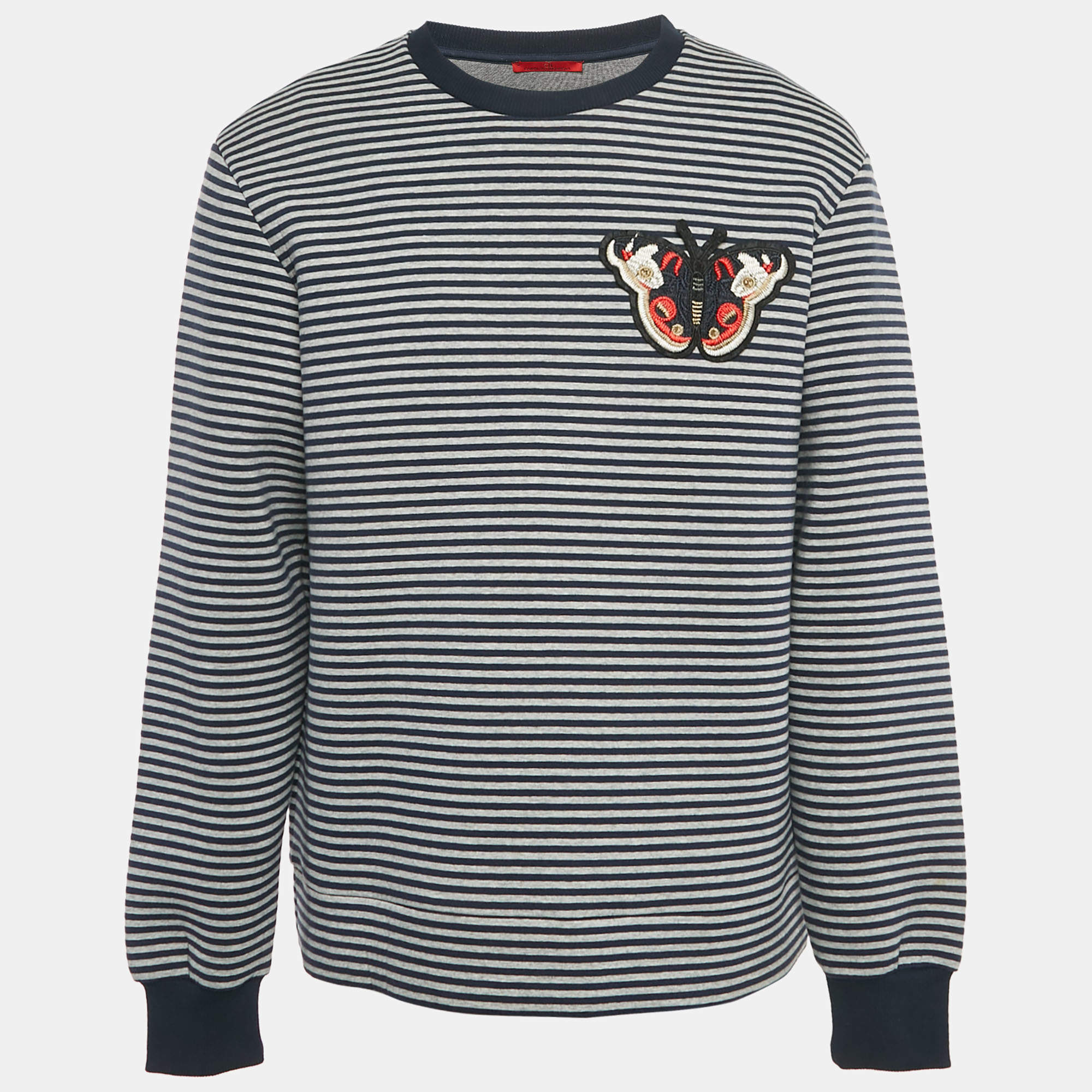 مملوكة مسبقًا سويت شيرت سي إتش كارولينا هيريرا نوبرين مخطط أزرق/رمادي بتطريز فراشة مقاس كبير