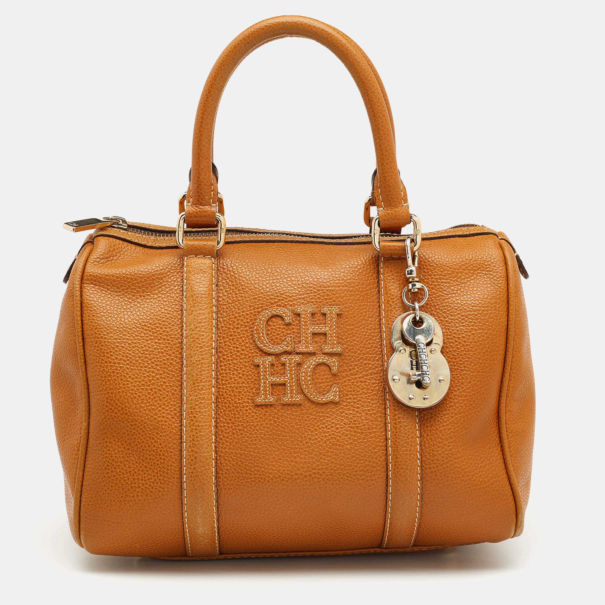 مملوكة مسبقًا حقيبة بوسطن سي أتش كارولينا هيريرا إندي جلد بنية فاتحة 