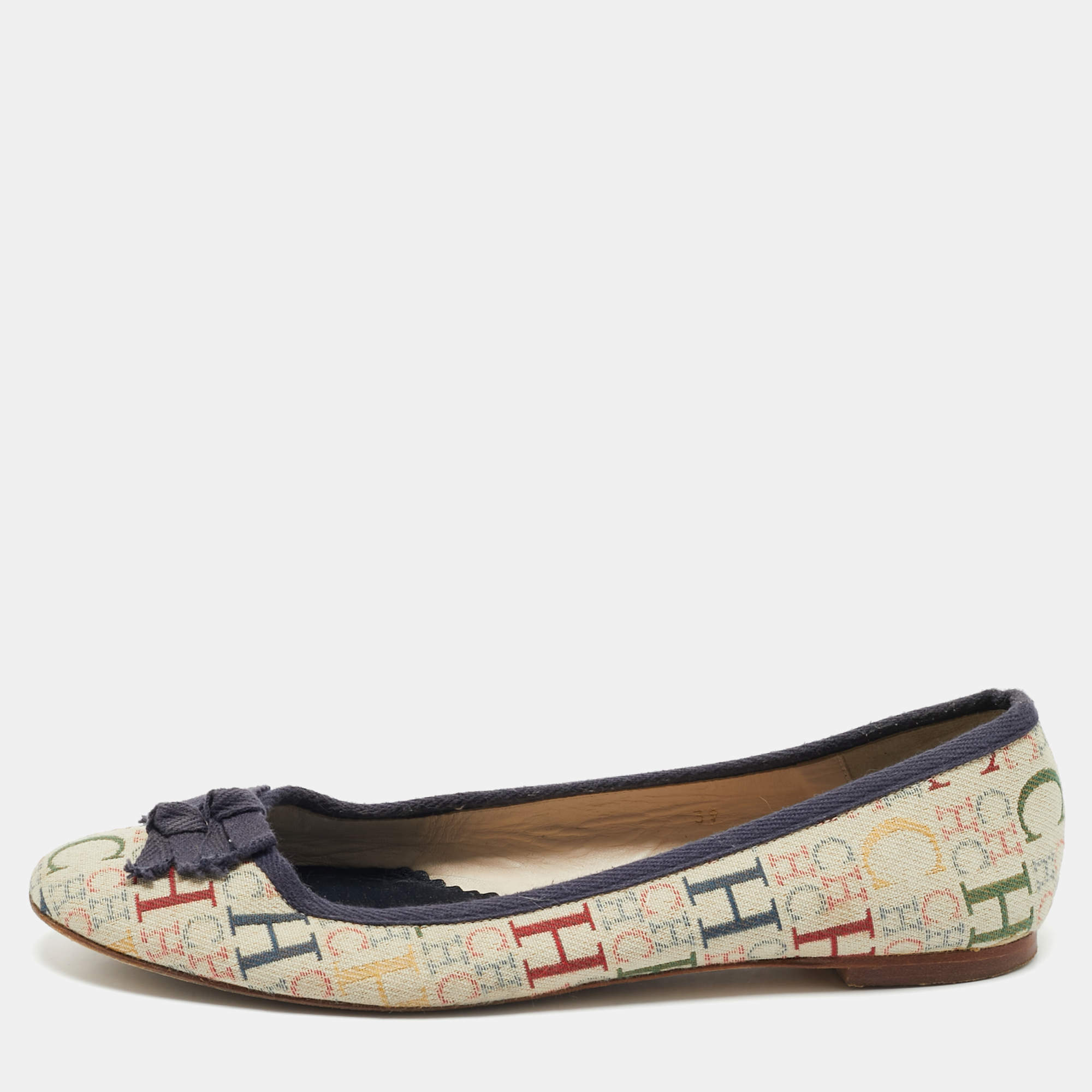 مملوكة مسبقًا حذاء باليرينا فلات سي إتش كارولينا هيريرا قماش كريمي/أزرق مزين فيونكه مونوغرام مقاس 39