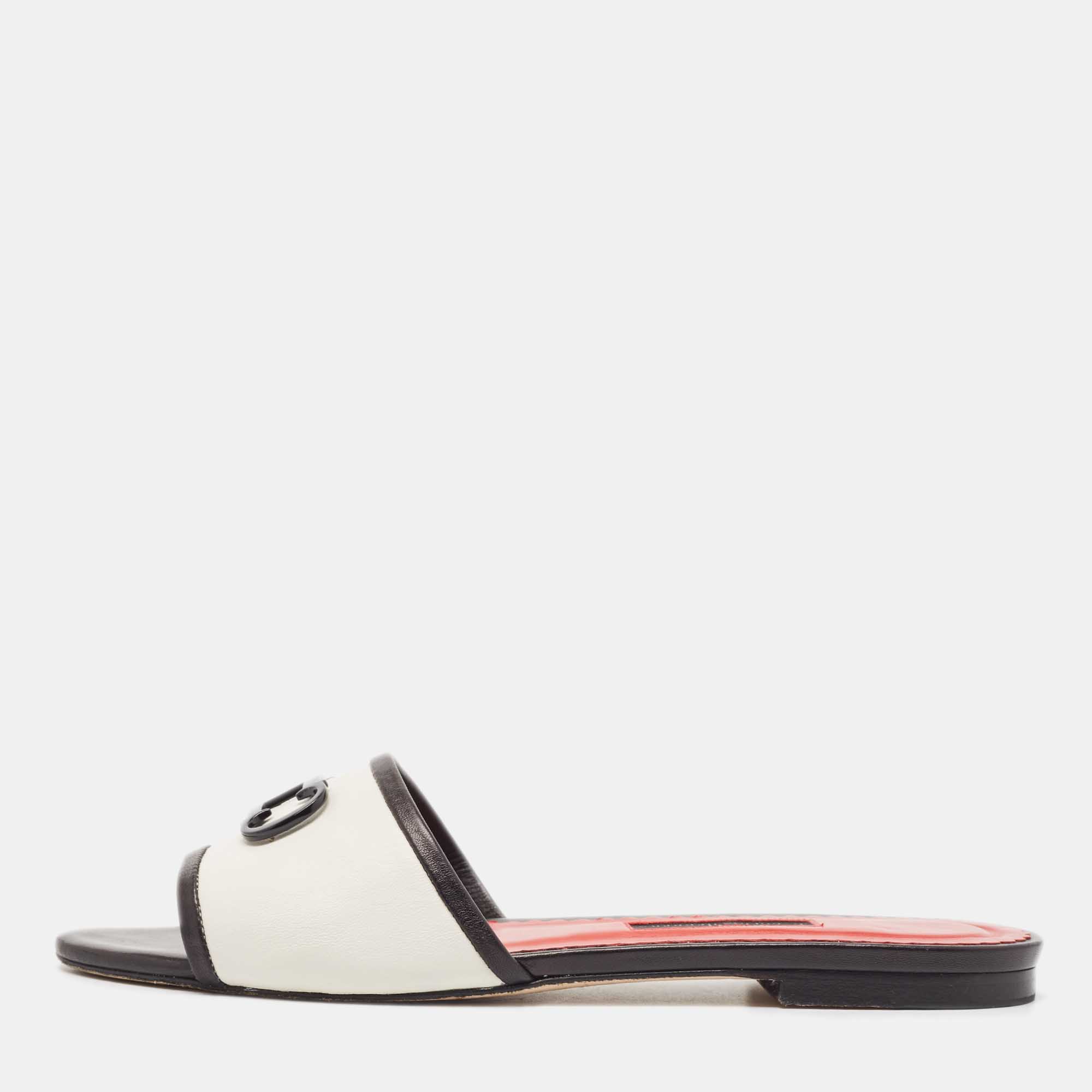 مملوكة مسبقًا CH Carolina Herrera White/Black Leather CH Logo Flat Slides Size 39