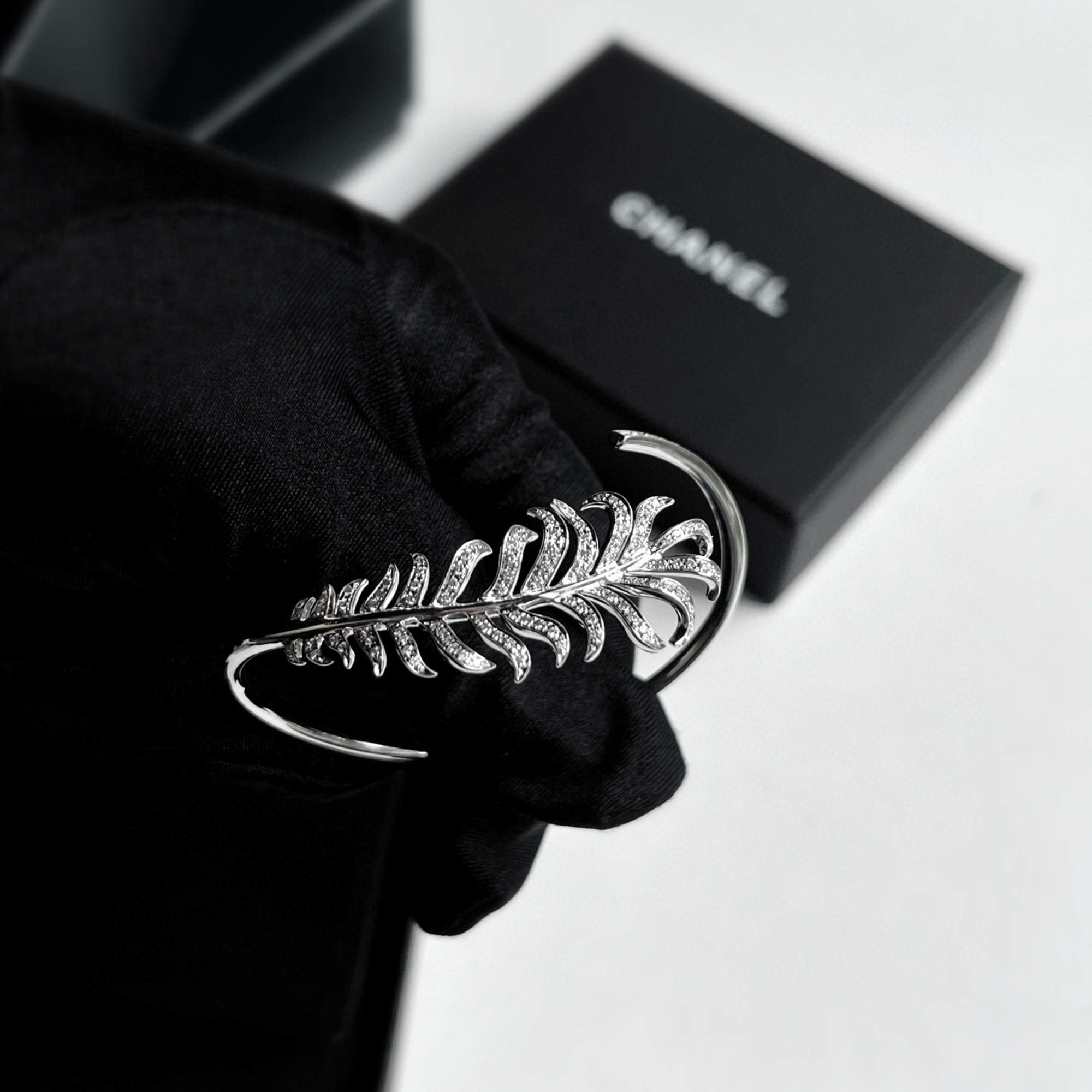 Pre Owned Chanel Plume De Chanel Feather 18K White Gold Diamonds Bracelet