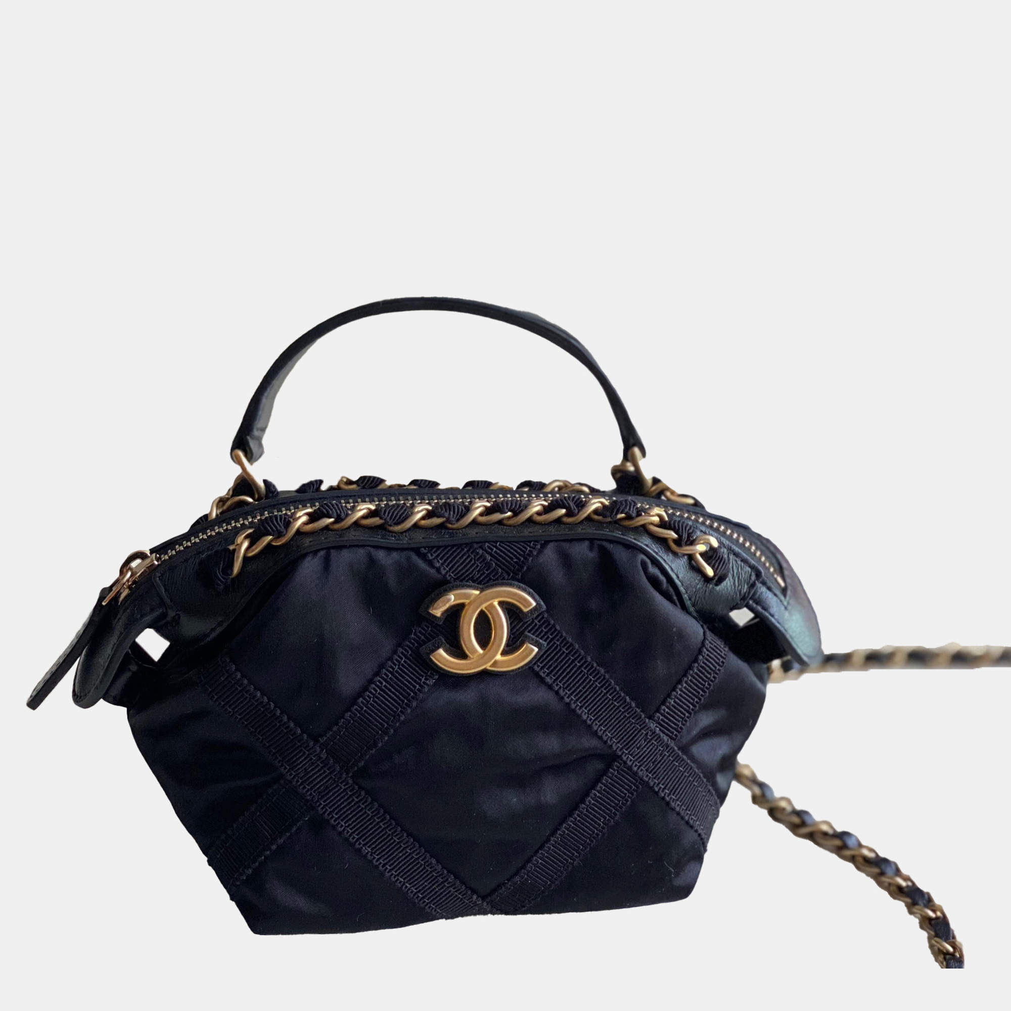 Pre Owned Chanel Black Nylon Grosgrain Quilted Lifestyle Clutch with Chain 