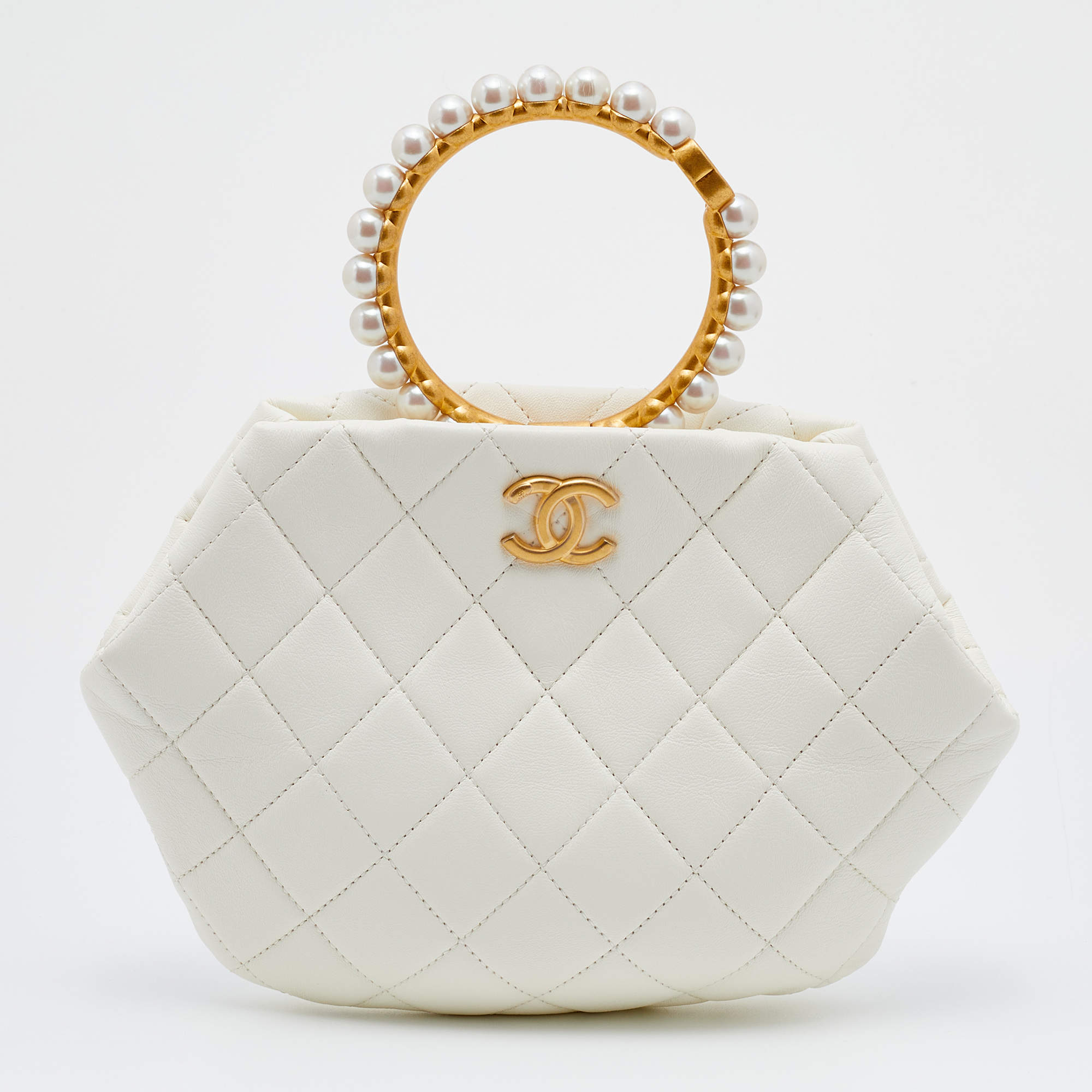 مملوكة مسبقًا Chanel White Quilted Leather Pearl Crown Clutch Bag