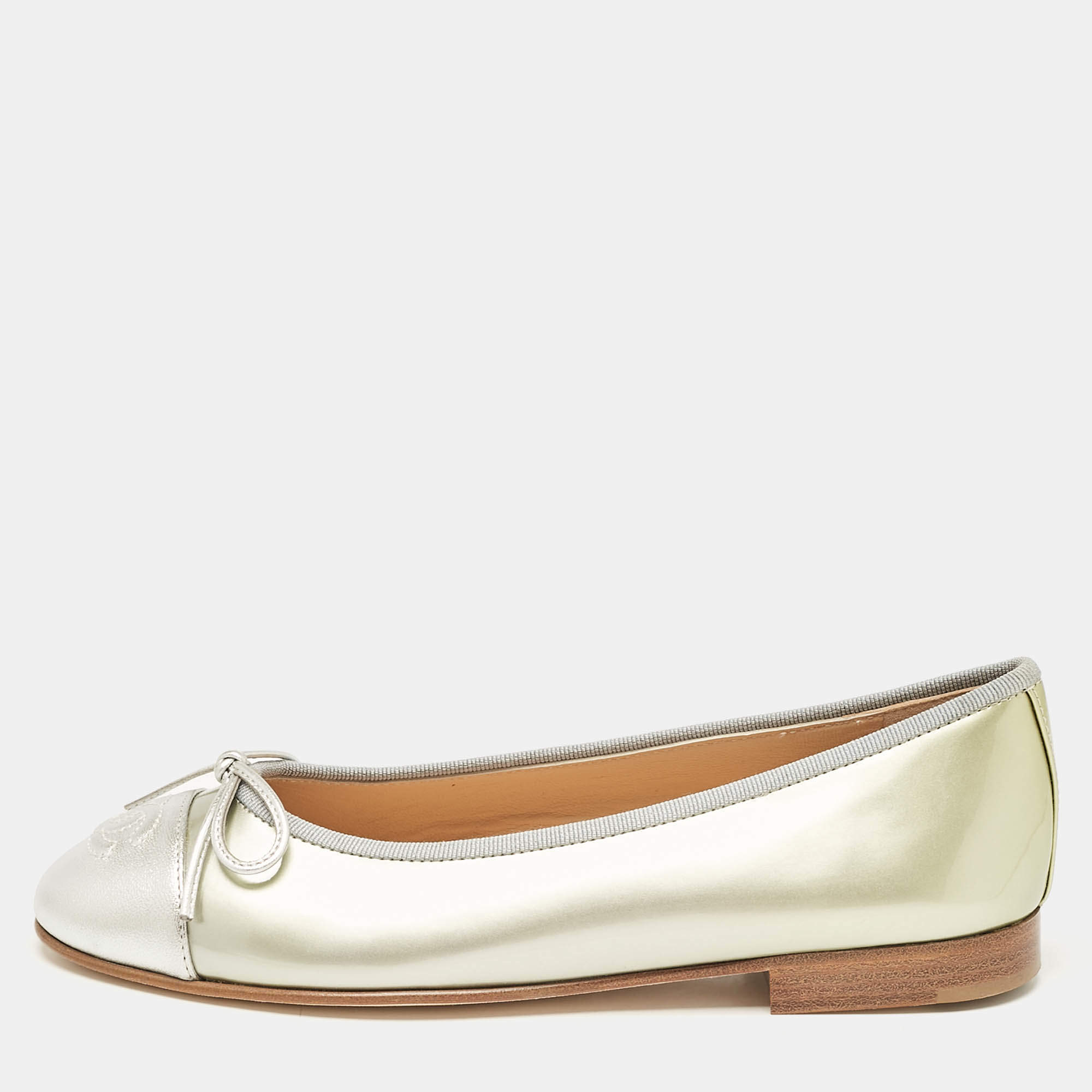 Pre Owned Chanel Grey Leather and Patent Leather CC Bow Ballet Flats Size 35.5