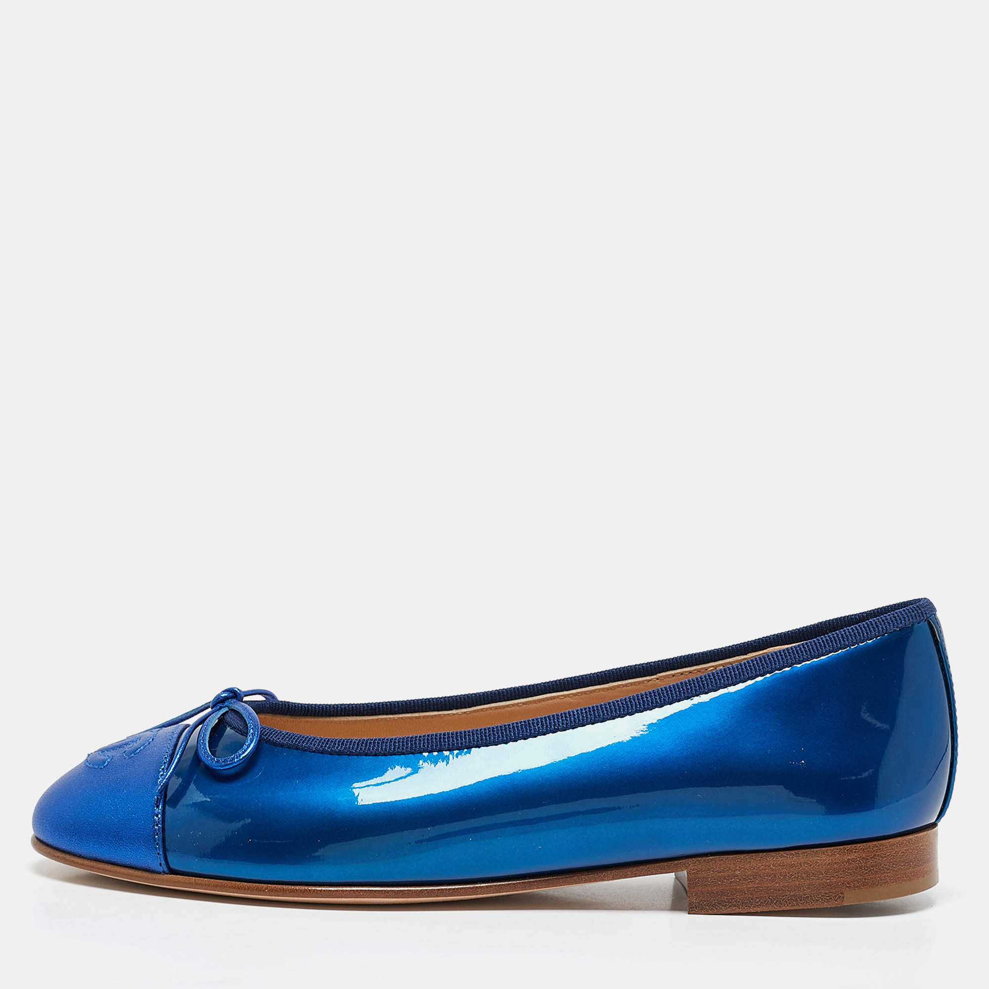 Pre Owned Chanel Blue Patent and Leather CC Cap Toe Bow Ballet Flats Size 35.5