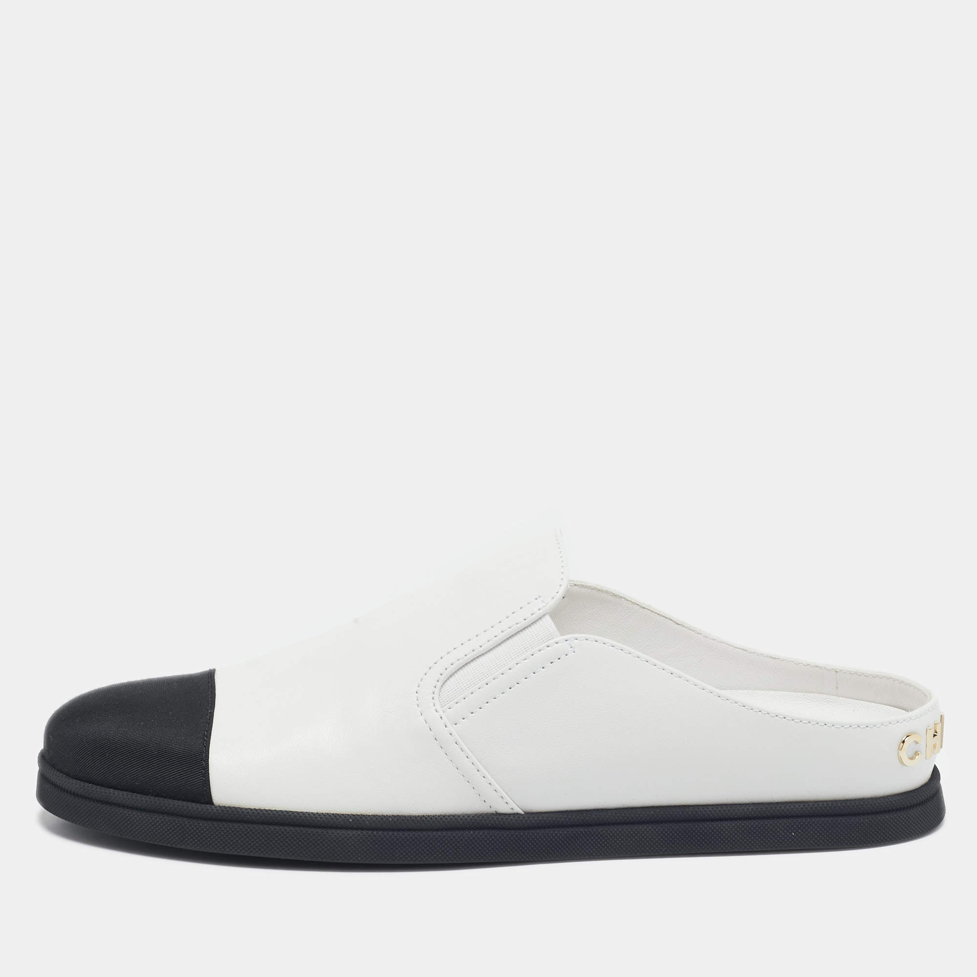 مملوكة مسبقًا Chanel White/Black Leather Cap Toe CC Mules Size 39.5