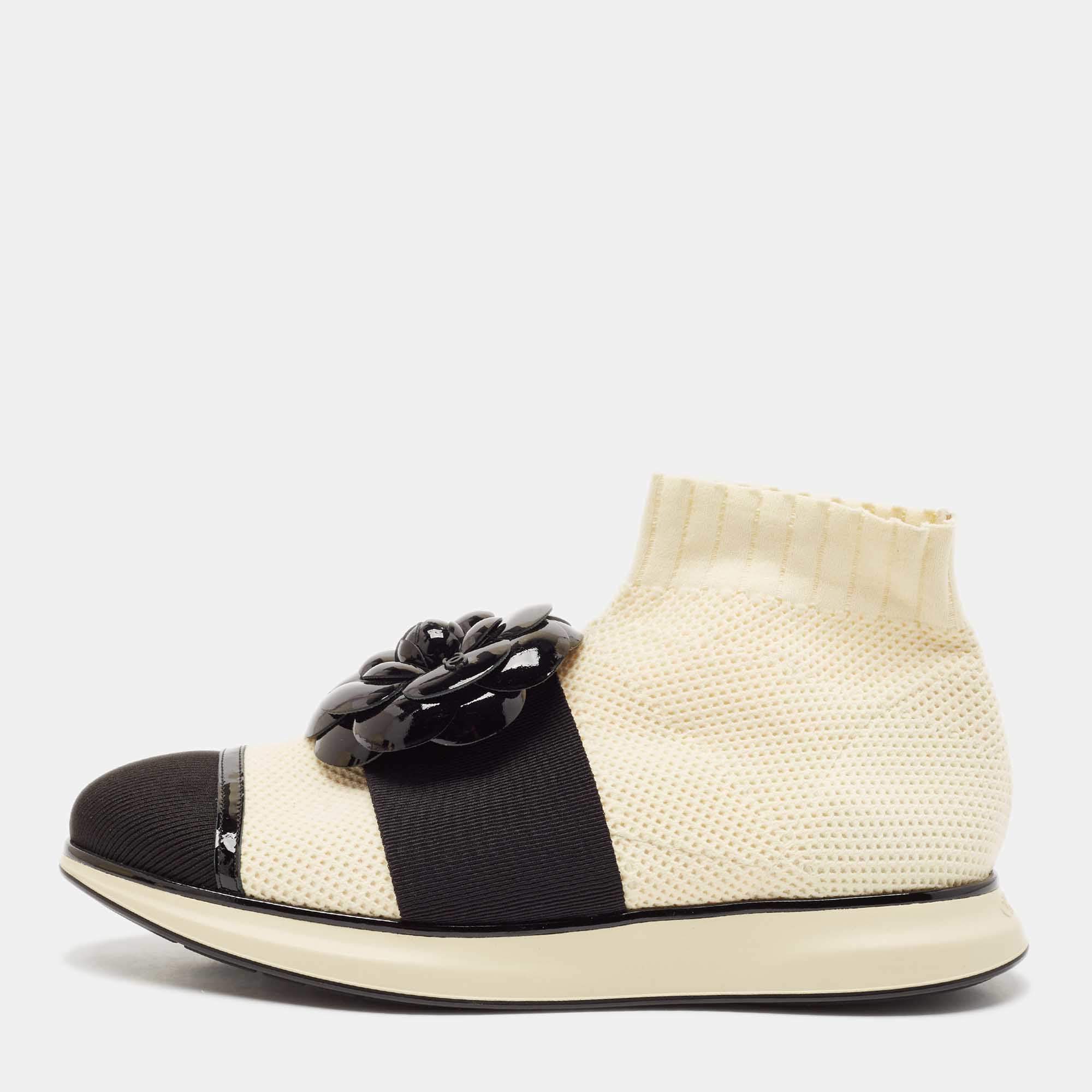 مملوكة مسبقًا Chanel Cream/Black Knit Fabric Camelia Sneakers Size 39.5 