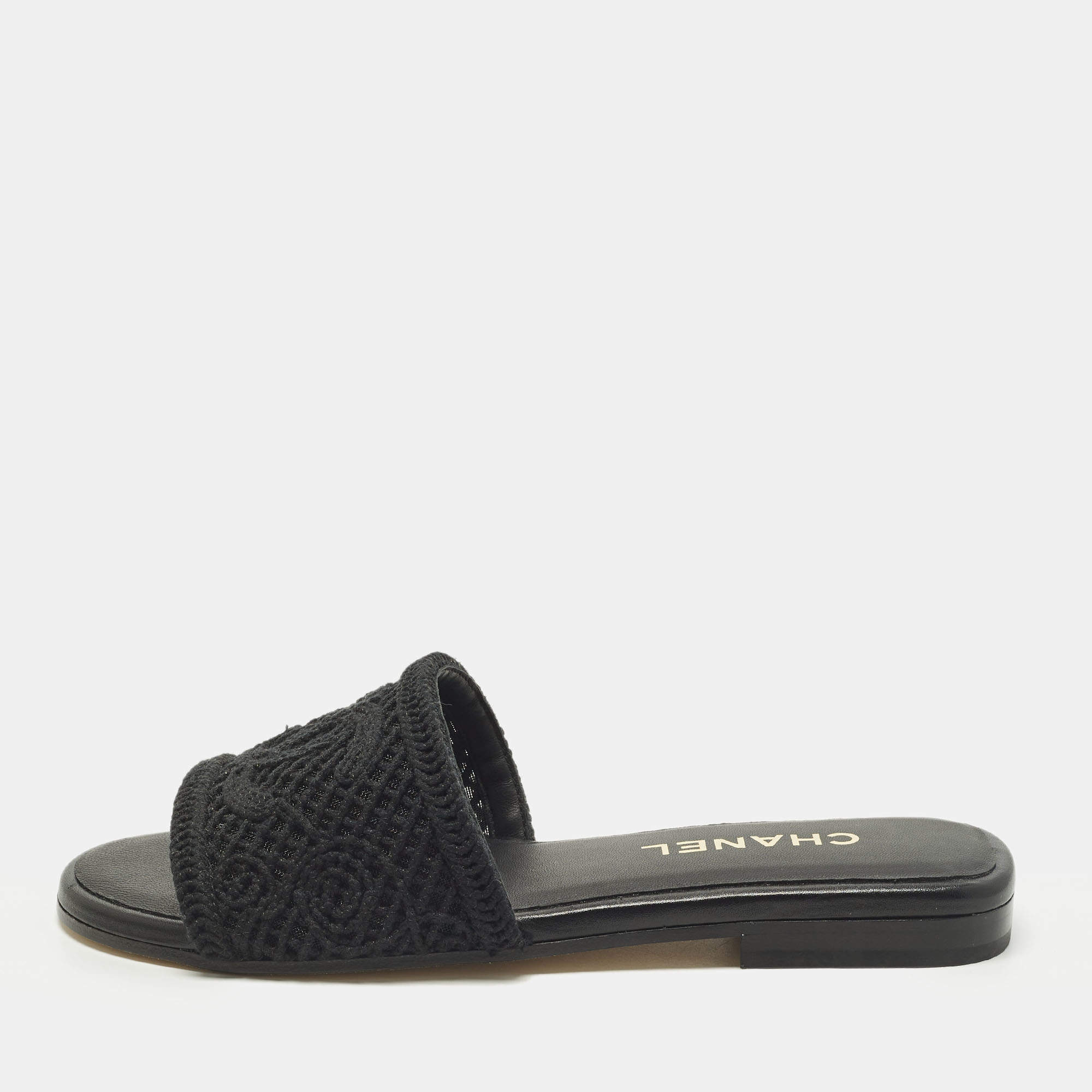 مملوكة مسبقًا Chanel CC Size 38 Black Crochet Flat Slides