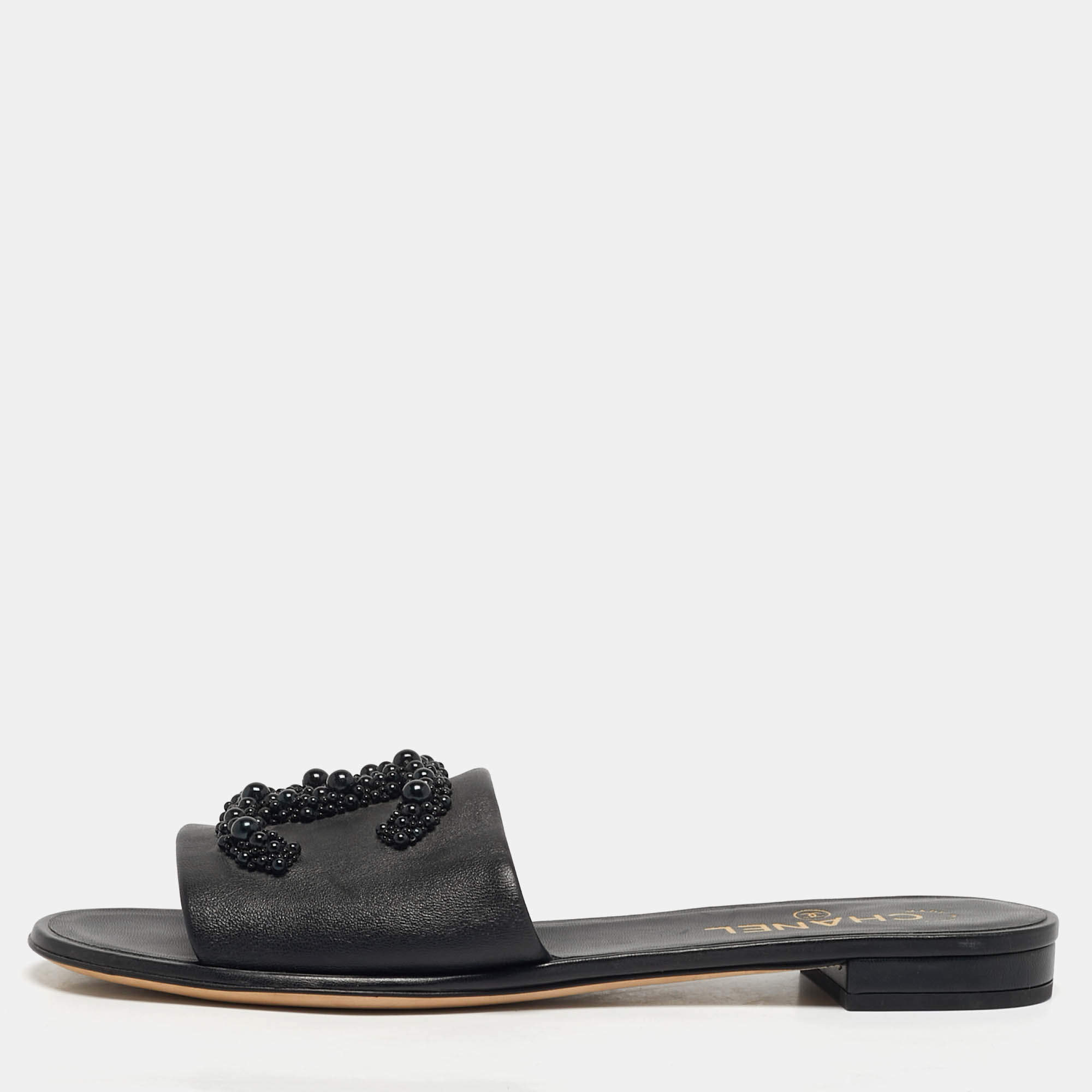 مملوكة مسبقًا حذاء سلايد فلات جلد أسود مزخرف CC شانيل مقاس 40