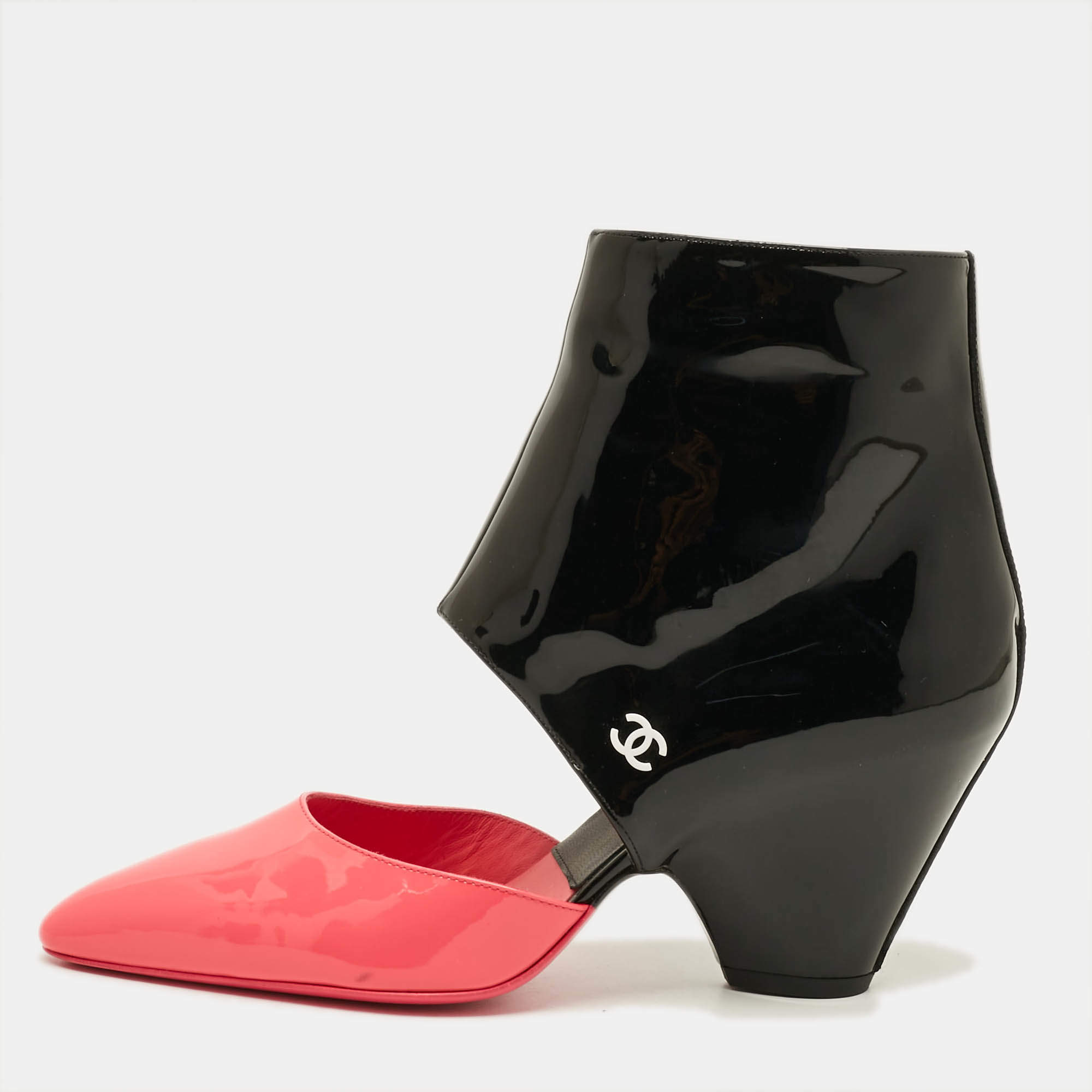 مملوكة مسبقًا Chanel CC Size 38.5 Black/Pink Cut out Patent Leather Booties