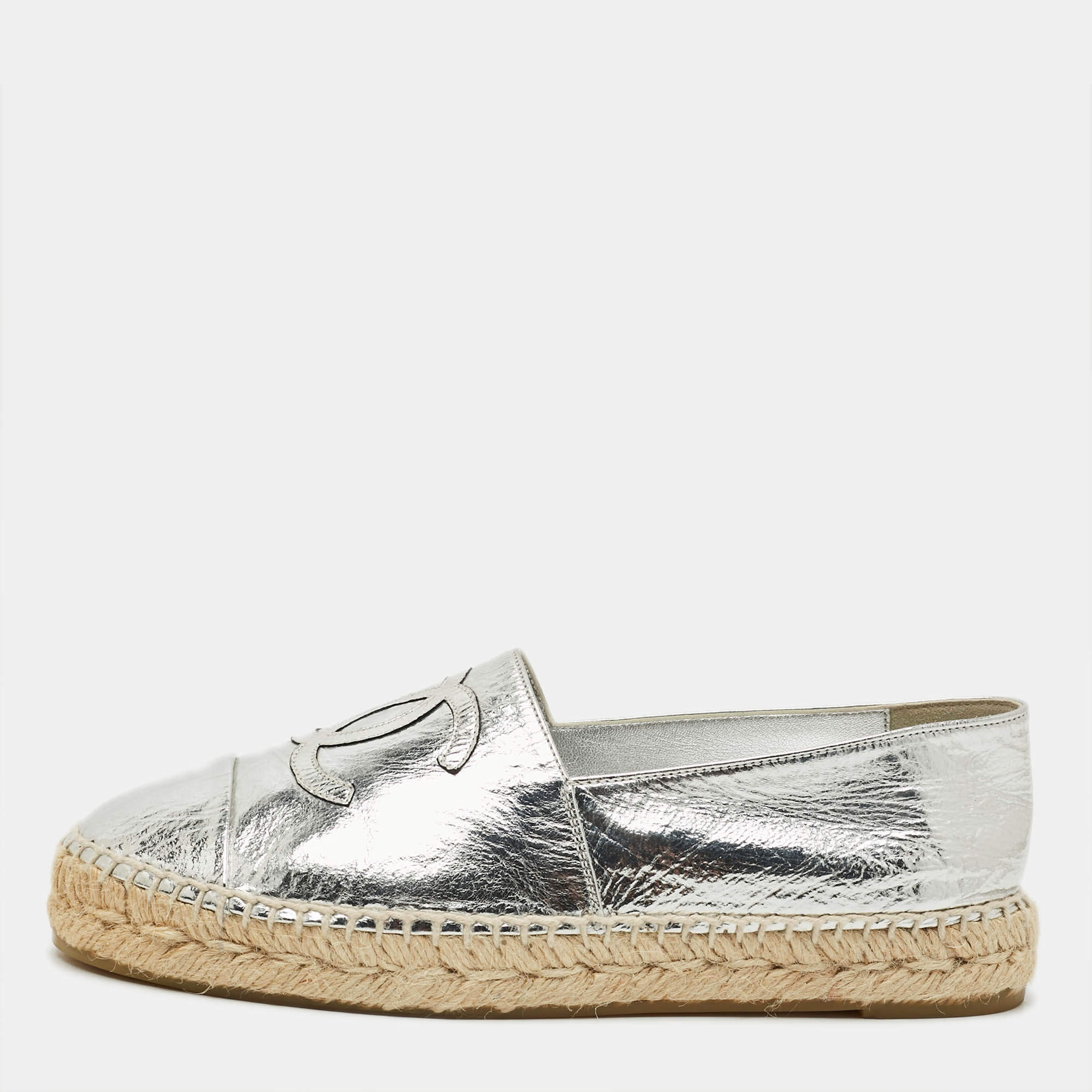 مملوكة مسبقًا Chanel Interlocking CC Size 38 Silver Foil Leather Cap Toe Espadrille Loafers