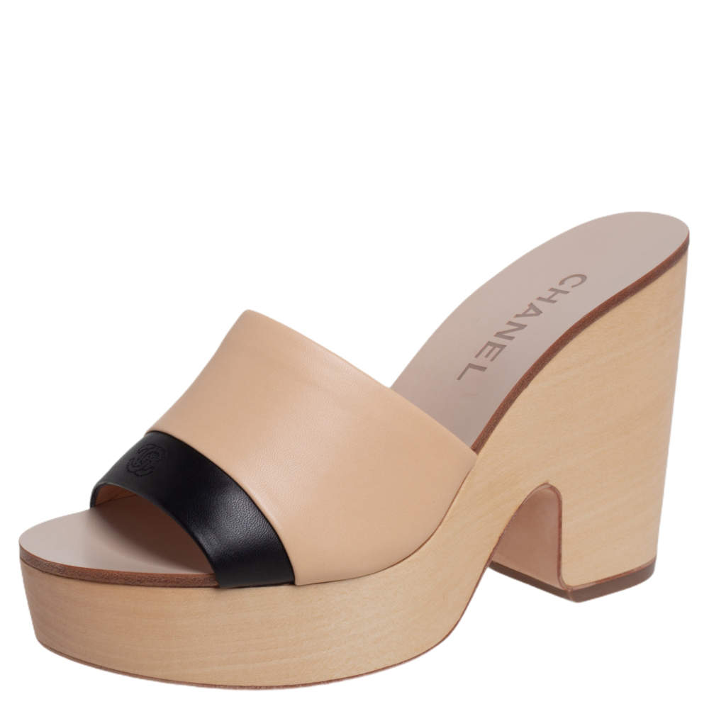 مملوكة مسبقًا Chanel Beige/Black Leather Open Toe Slide Wooden Clogs Size 38