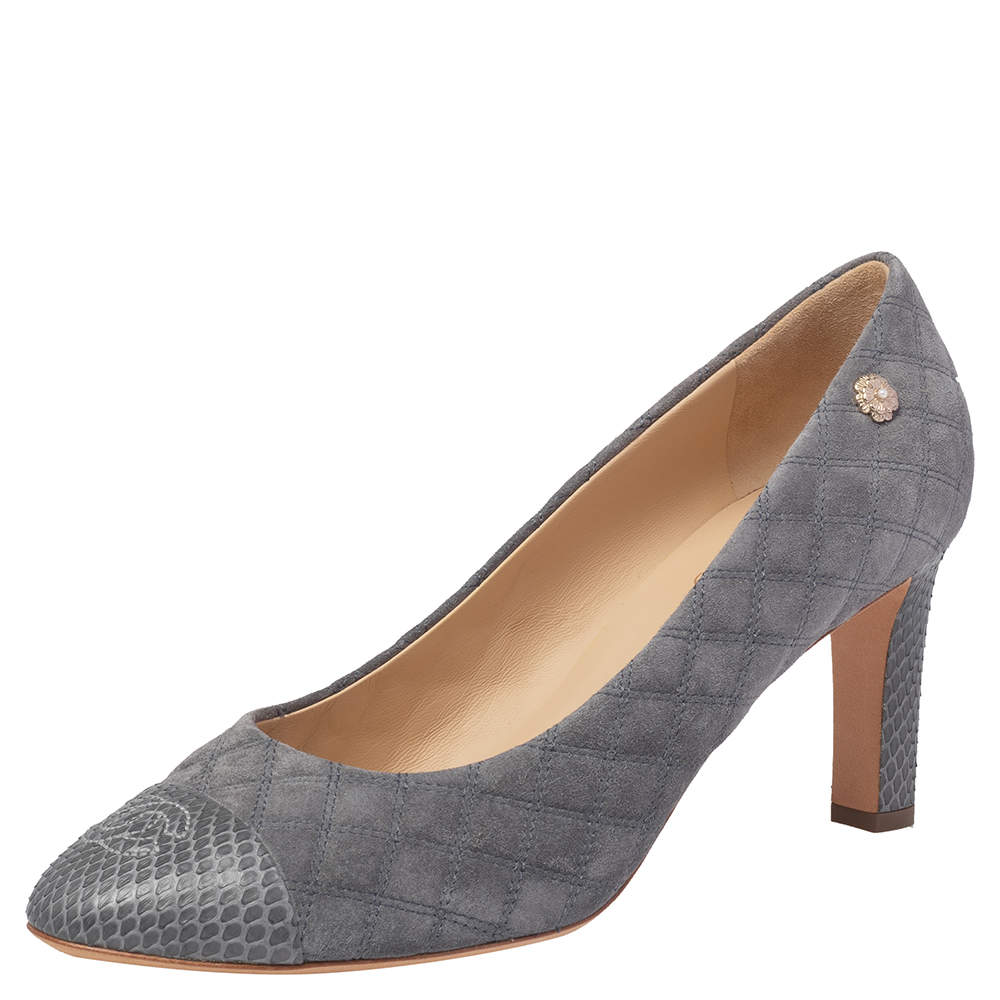 Pre Owned Chanel Grey Quilted Suede And Python Leather Cap Toe CC Pumps Size 41.5