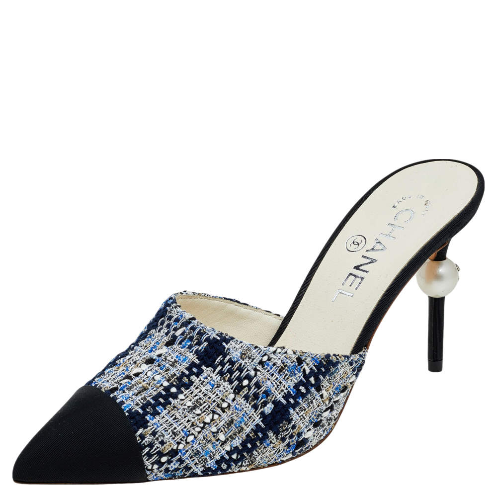 مملوكة مسبقًا Chanel Black/Blue Tweed And Grosgrain Pointed Toe CC Pearl Embellished Heel Mule Sandals Size 37.5