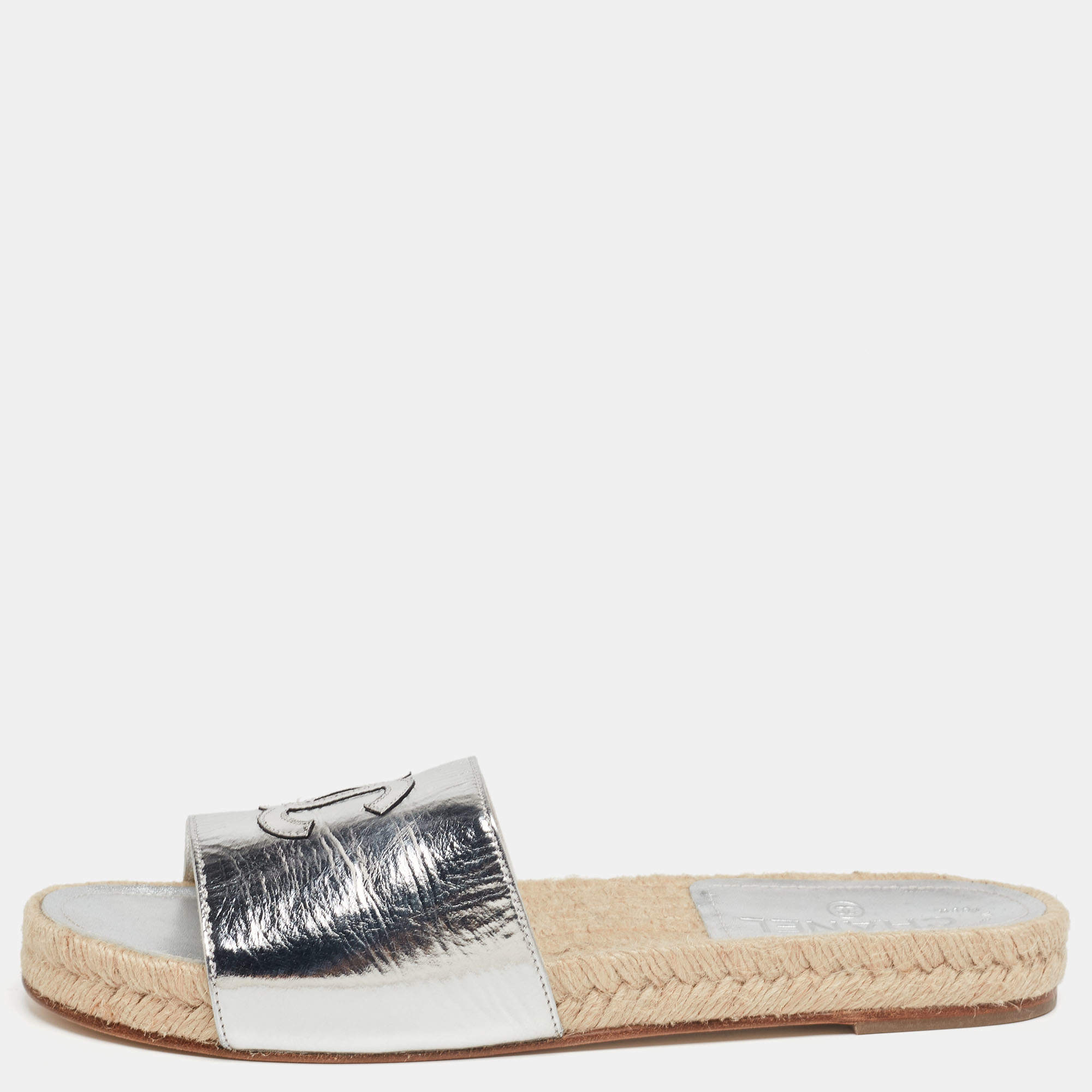 Pre Owned حذاء سلايد فلات إسبارديل شانيل جلد فضي مزين سي سي مقاس 39