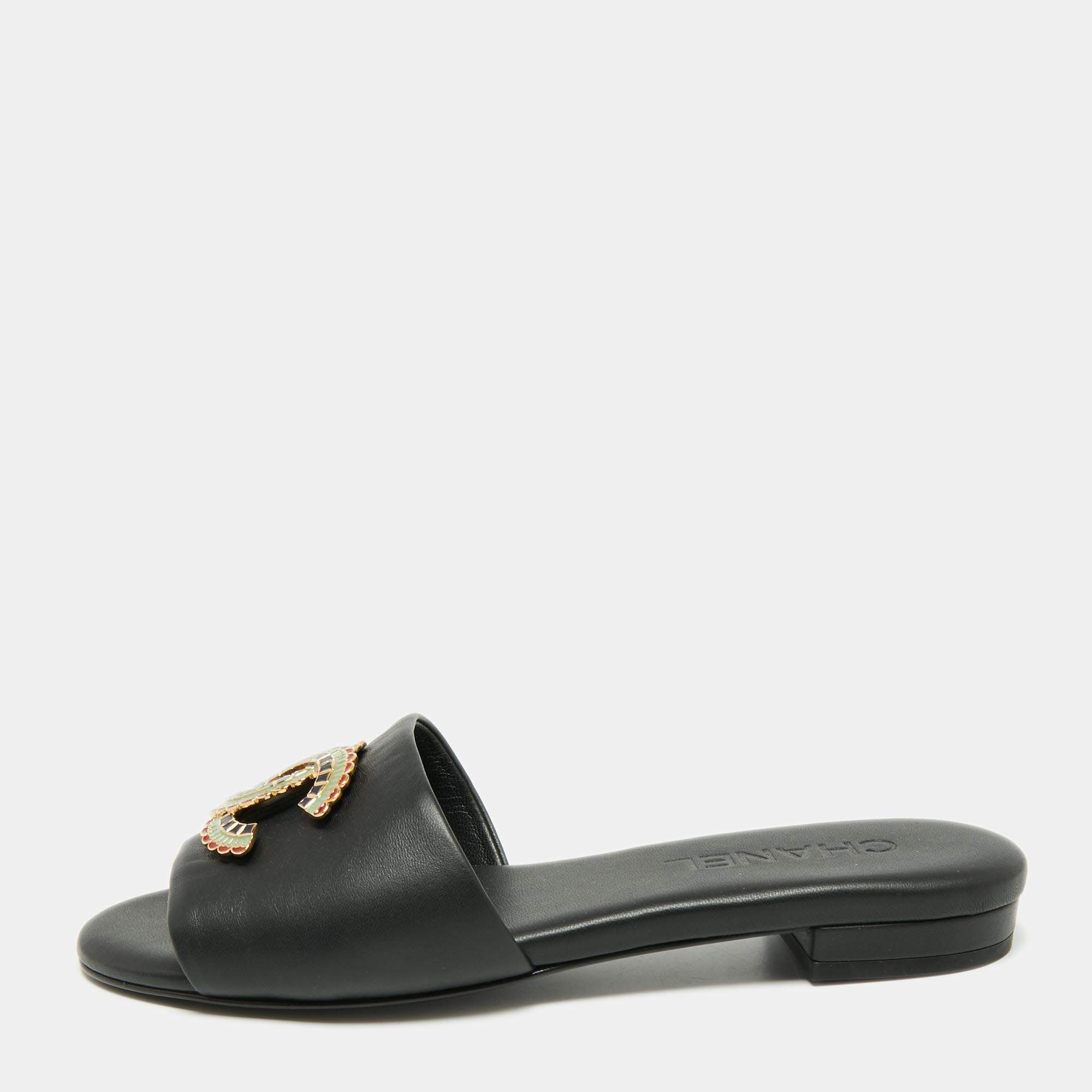 مملوكة مسبقًا Chanel Black Leather Interlocking CC Logo Slides Size 36