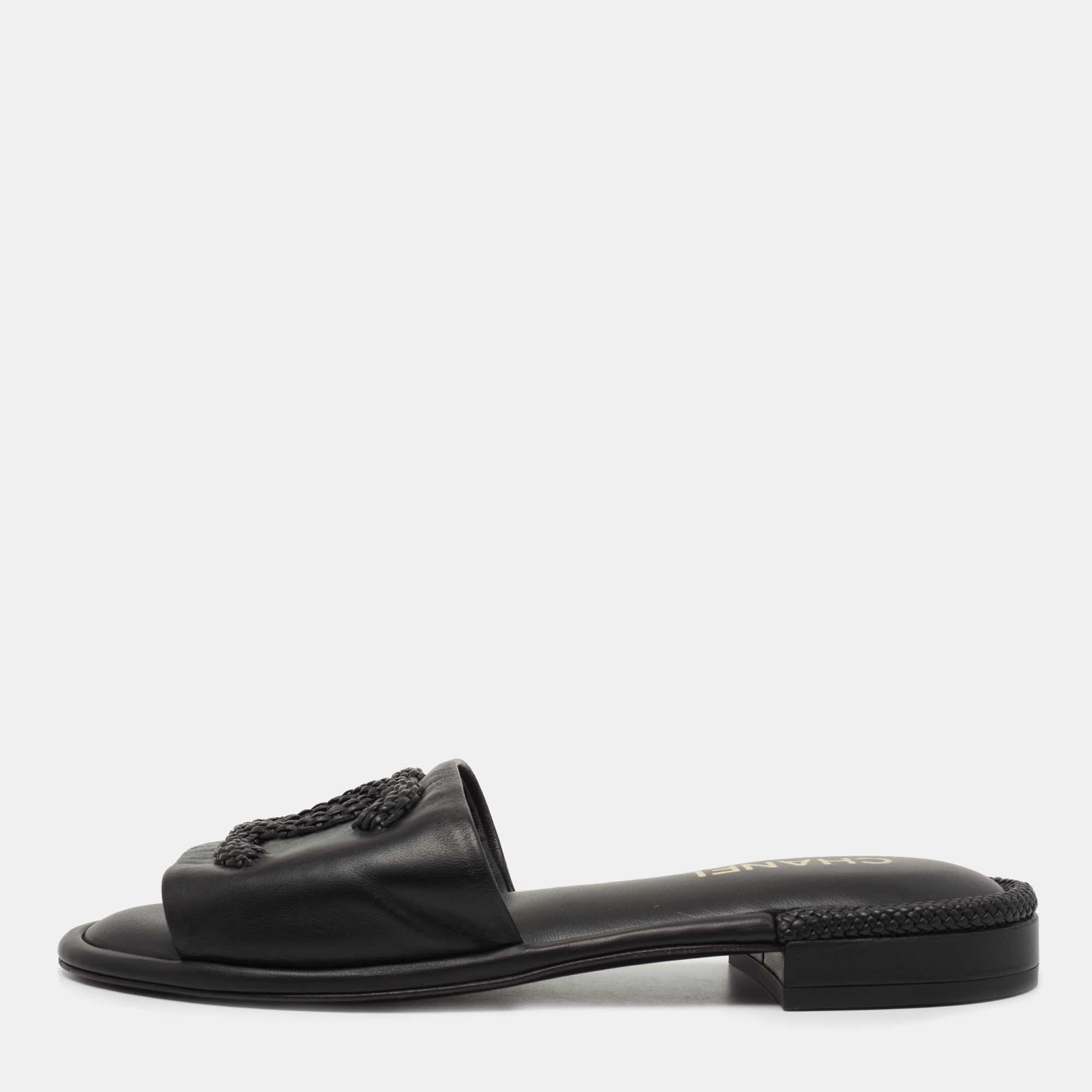 مملوكة مسبقًا Chanel Black Leather CC Flat Slides Size 39
