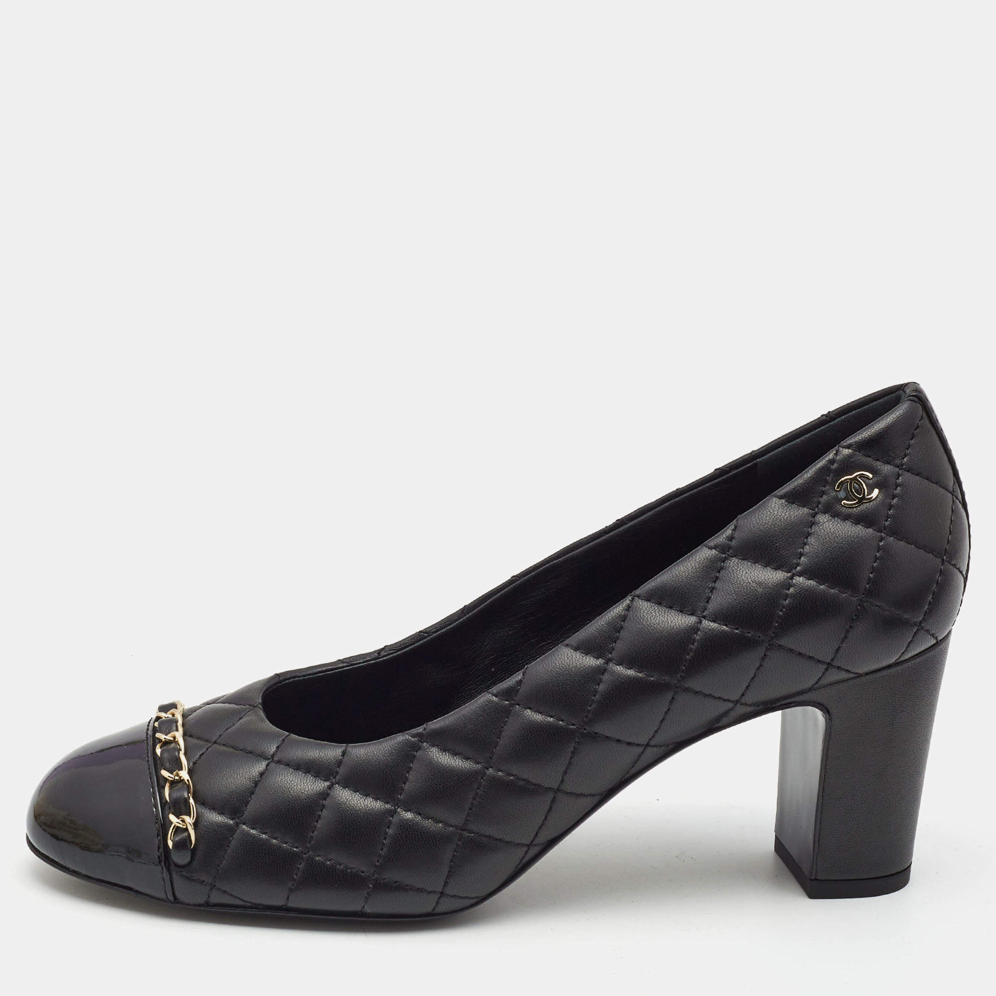 مملوكة مسبقًا Chanel Black Quilted Leather and Patent Cap Toe Chain CC Pumps Size 39