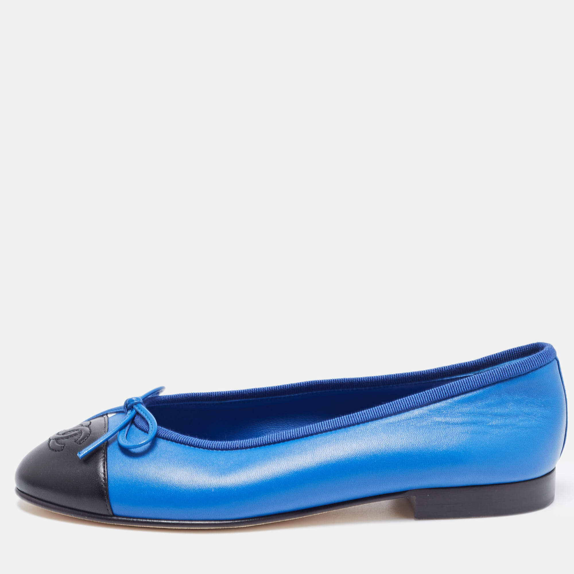 Pre Owned Chanel Blue/Black Leather CC Ballet Flats Size 36