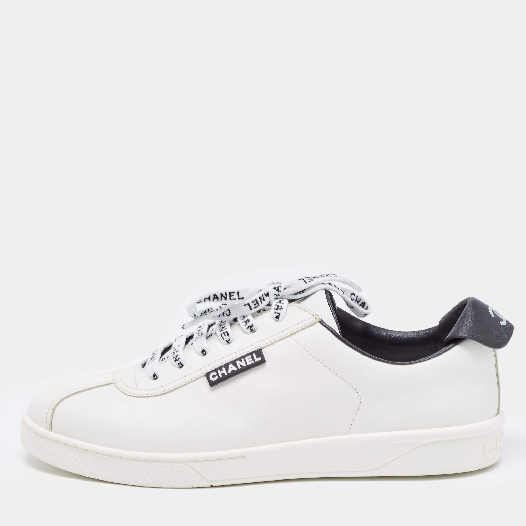 Pre Owned Chanel White/Black Leather Low Top Sneakers Size 39.5