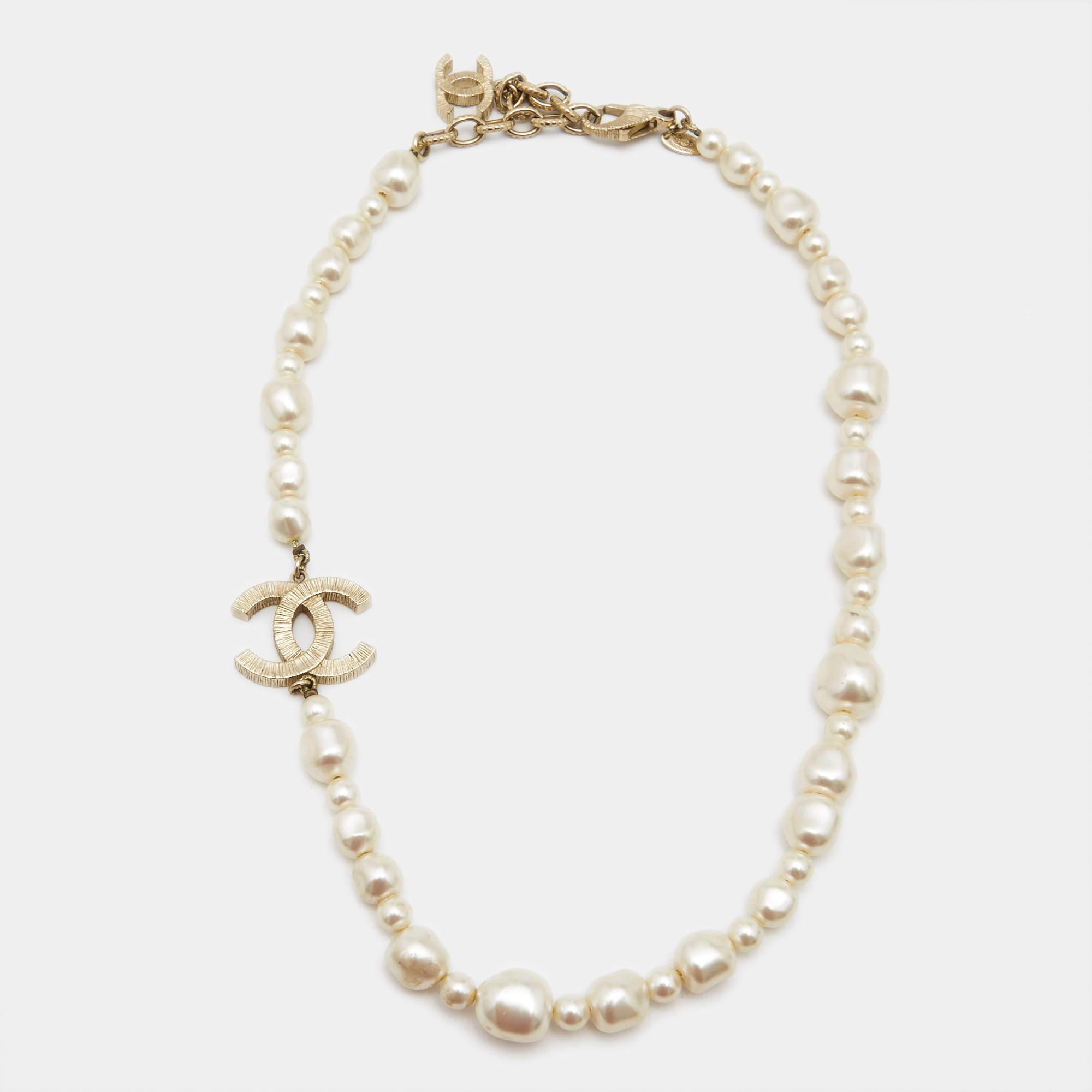 Pre Owned Chanel CC Classic Short Off White Faux Pearl Gold Tone Necklace